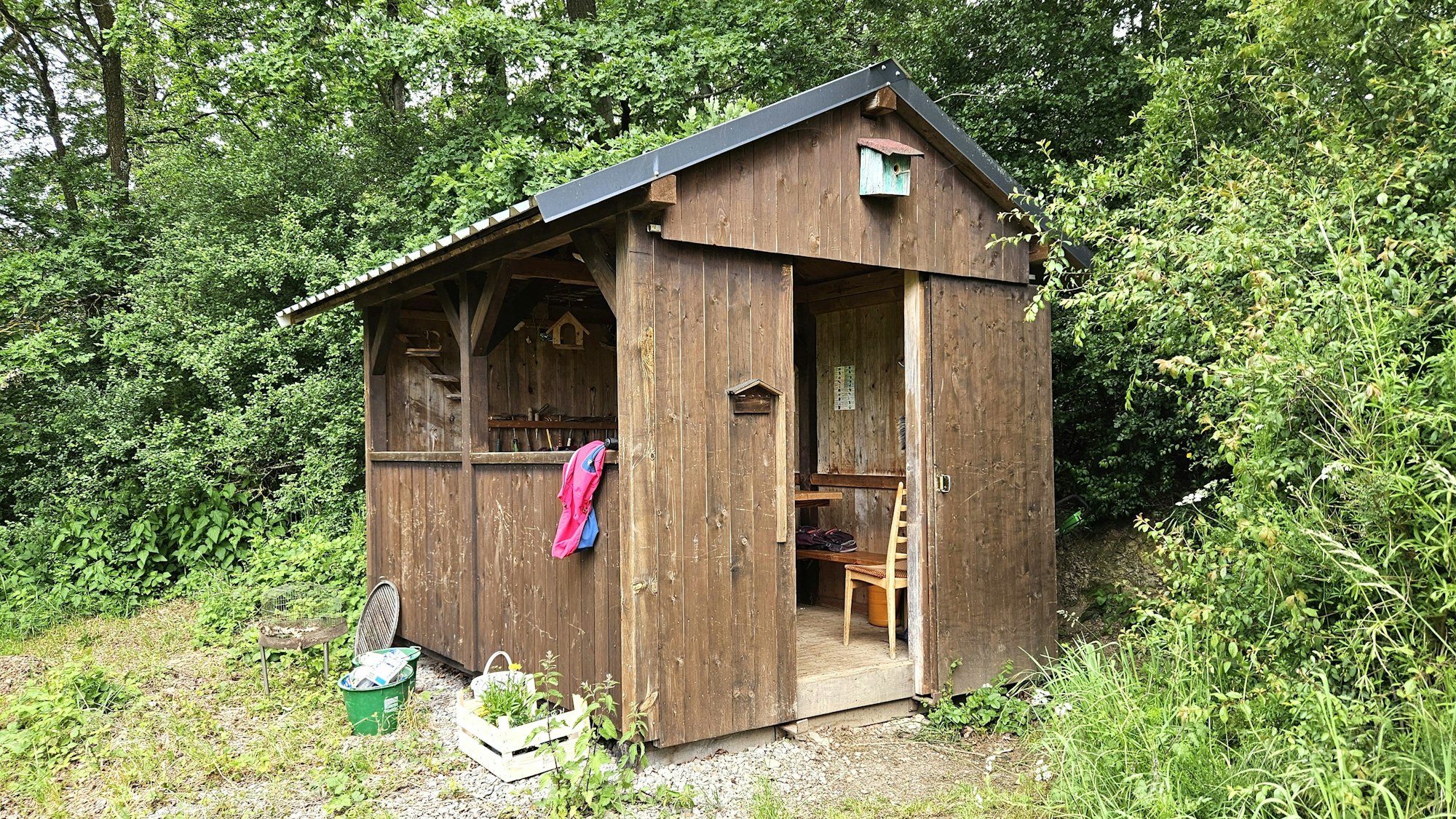 Blick auf eine kleine Holzhütte.
