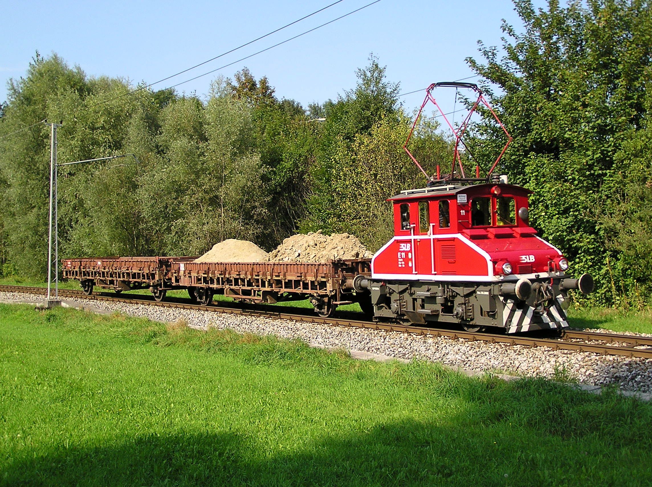 Die Lokomotive E11, ehemals Bahnen der Stadt Monheim, kommt zurück nach Rheindorf, wo sie allerdings nur als Denkmal aufgestellt werden soll.