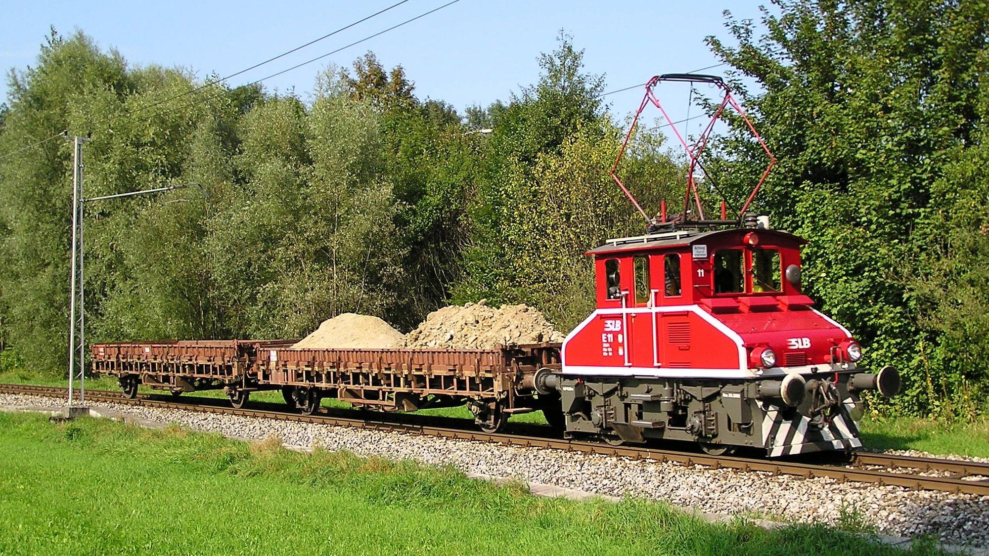 Die Lokomotive E11, ehemals Bahnen der Stadt Monheim, kommt zurück nach Rheindorf, wo sie allerdings nur als Denkmal aufgestellt werden soll.