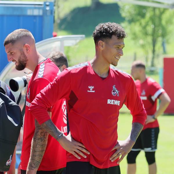 Kölns Sport-Geschäftsführer Christian Keller und FC-Stürmer Davie Selke unterhalten sich auf dem Trainingsplatz.