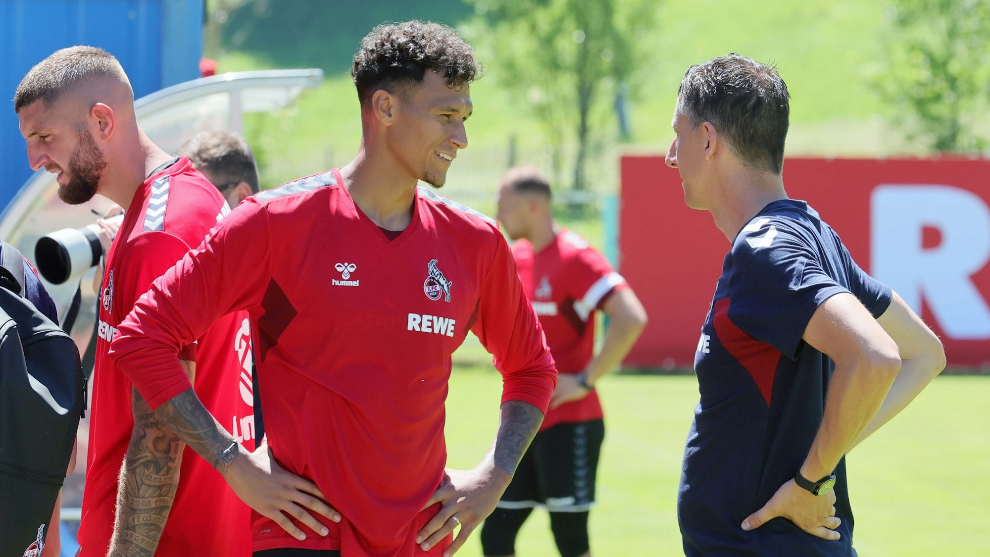 Kölns Sport-Geschäftsführer Christian Keller und FC-Stürmer Davie Selke unterhalten sich auf dem Trainingsplatz.