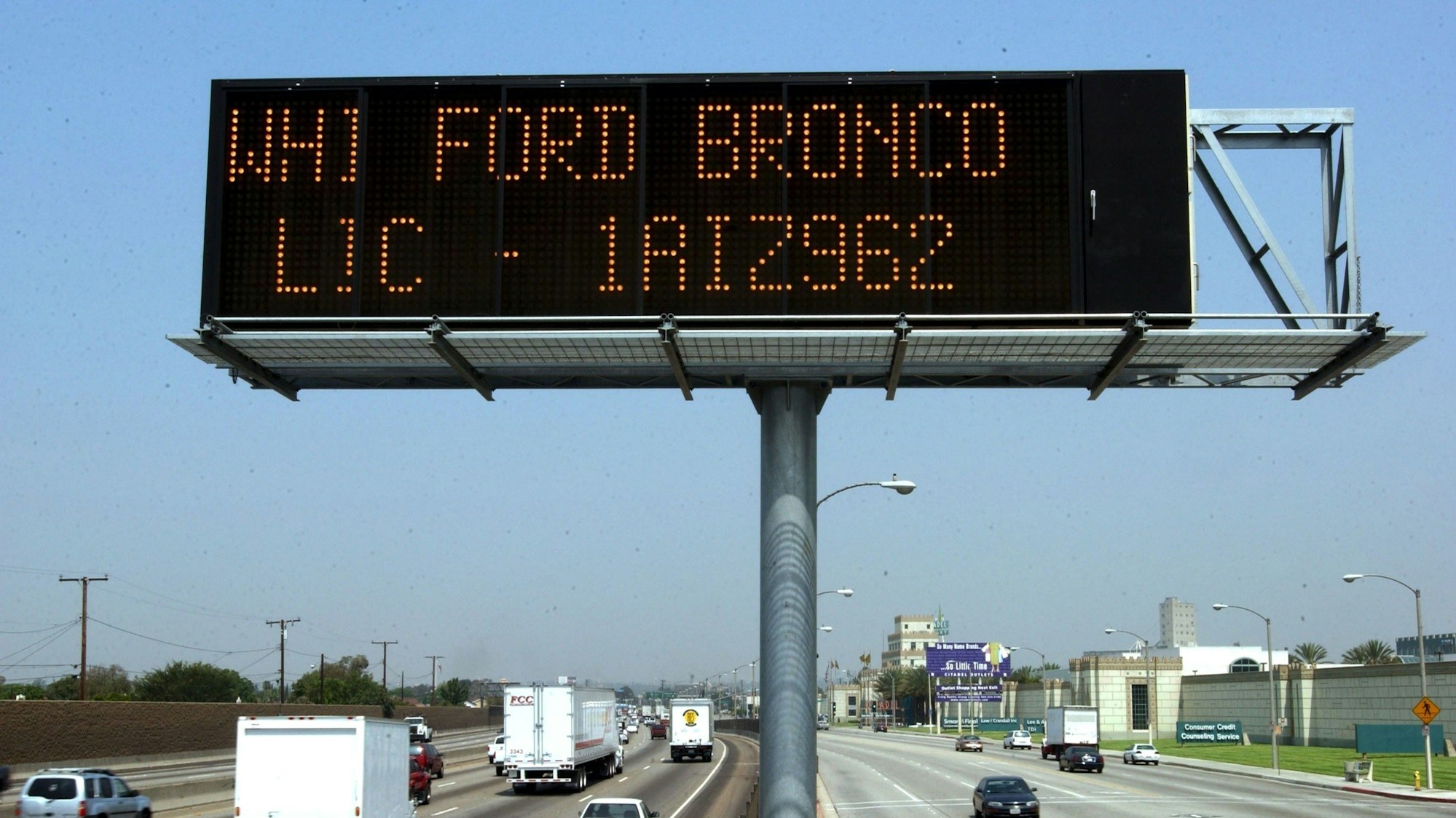 Eine Verkehrswarntafel an der kalifornischen Schnellstraße 5 in Los Angeles gibt am 1. August 2002 die Beschreibung eines in einem Entführungsfall verdächtigen Fahrzeugs. Der Wagen wurde kurz darauf entdeckt und gestellt - die Entführung zweier kalifornischer Teenager endete mit der Erschießung des Kidnappers und der Rettung der Mädchen. Mit dem erst vor kurzem eingeführten Alarmplan "Amber Alert" kann innerhalb weniger Minuten über Aufrufe in Rundfunk, Fernsehen und den Verkehrswarntafeln nahezu die gesamte Bevölkerung in die Fahndung nach Verbrechern einbezogen werden.