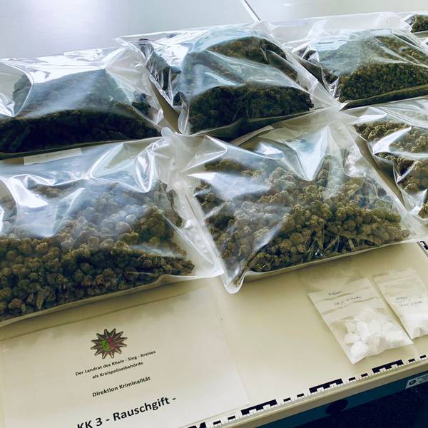 Auf einem Tisch liegen Plastikbeutel mit Rauschgift, Marihuana, Haschisch und Kokain.