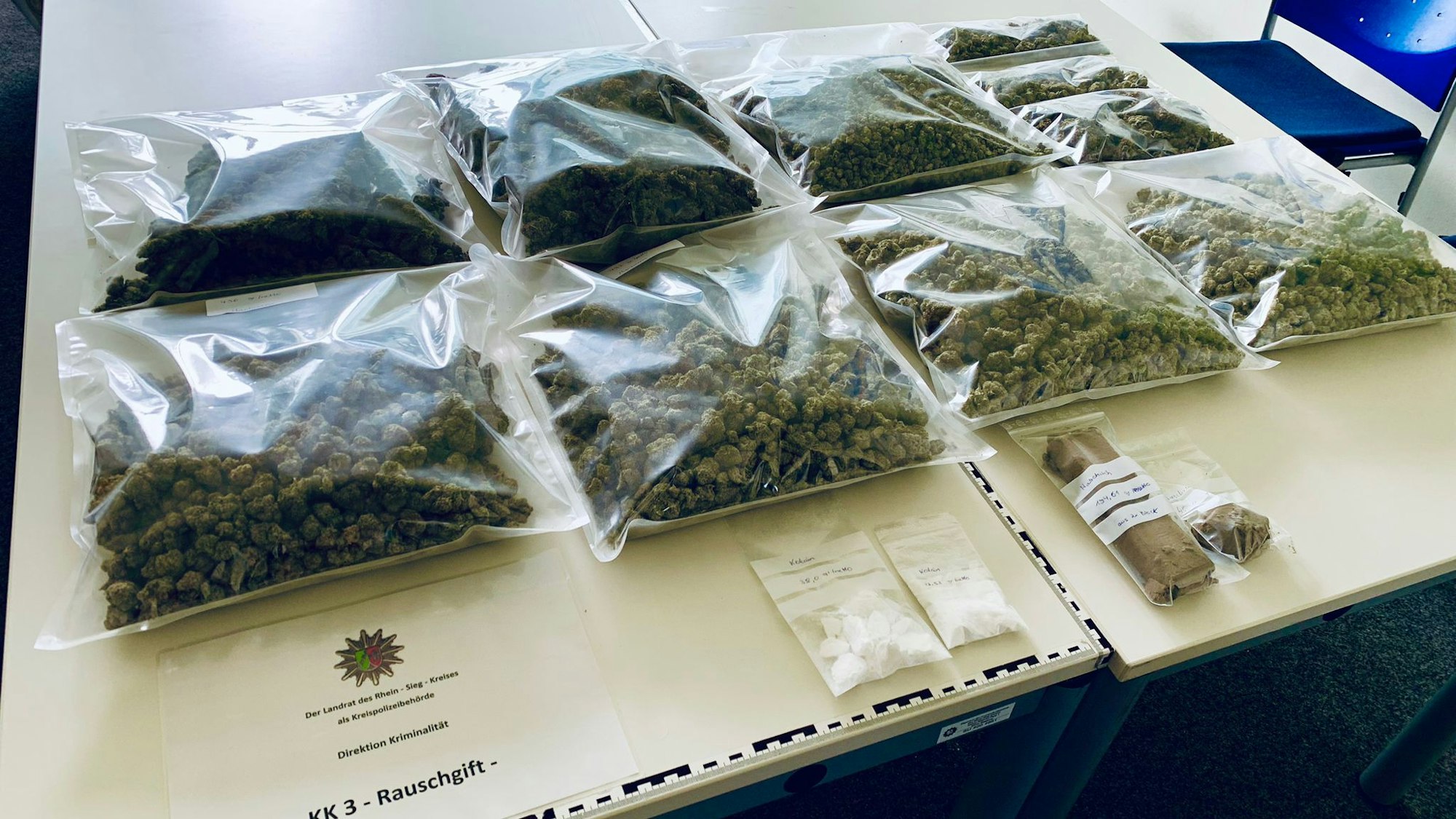 Auf einem Tisch liegen Plastikbeutel mit Rauschgift, Marihuana, Haschisch und Kokain.