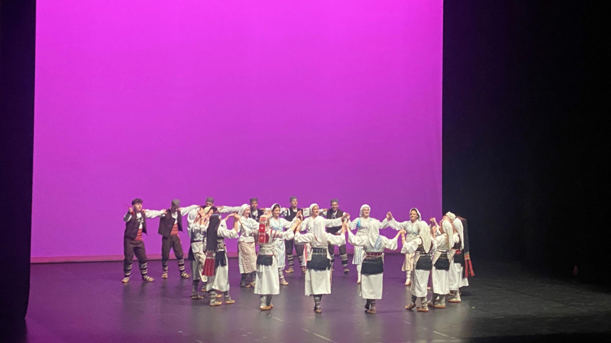 Die Kinder und Jugendlichen aus den Tanzkursen der Jugendkunstgruppen, hier die serbische Folkloregruppe, zeigten, was sie können.