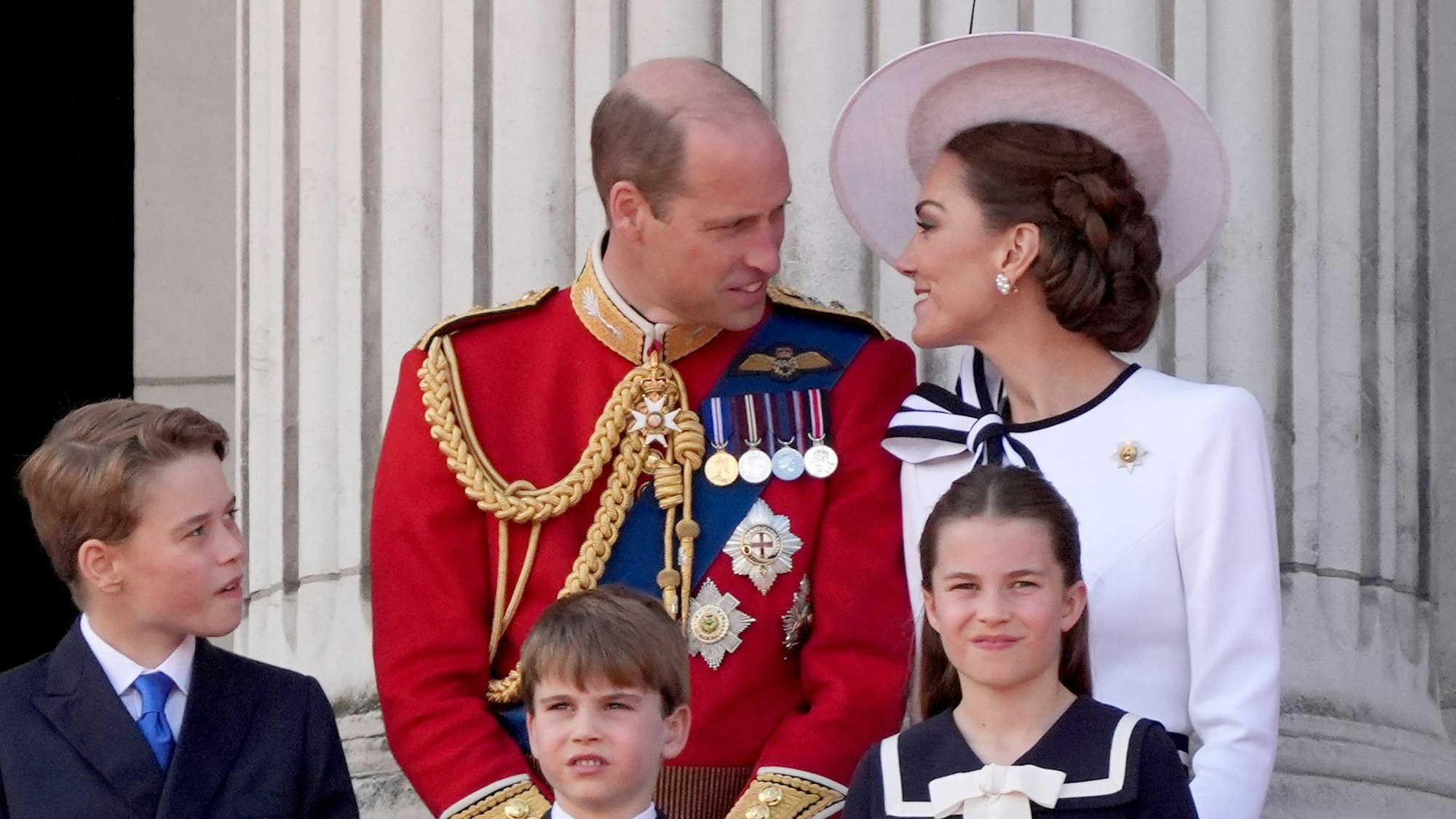 Prinz William und Prinzessin Kate mit ihren Kindern Prinz George (l-r), Prinz Louis und Prinzessin Charlotte auf dem Balkon vom Buckingham Palace.
