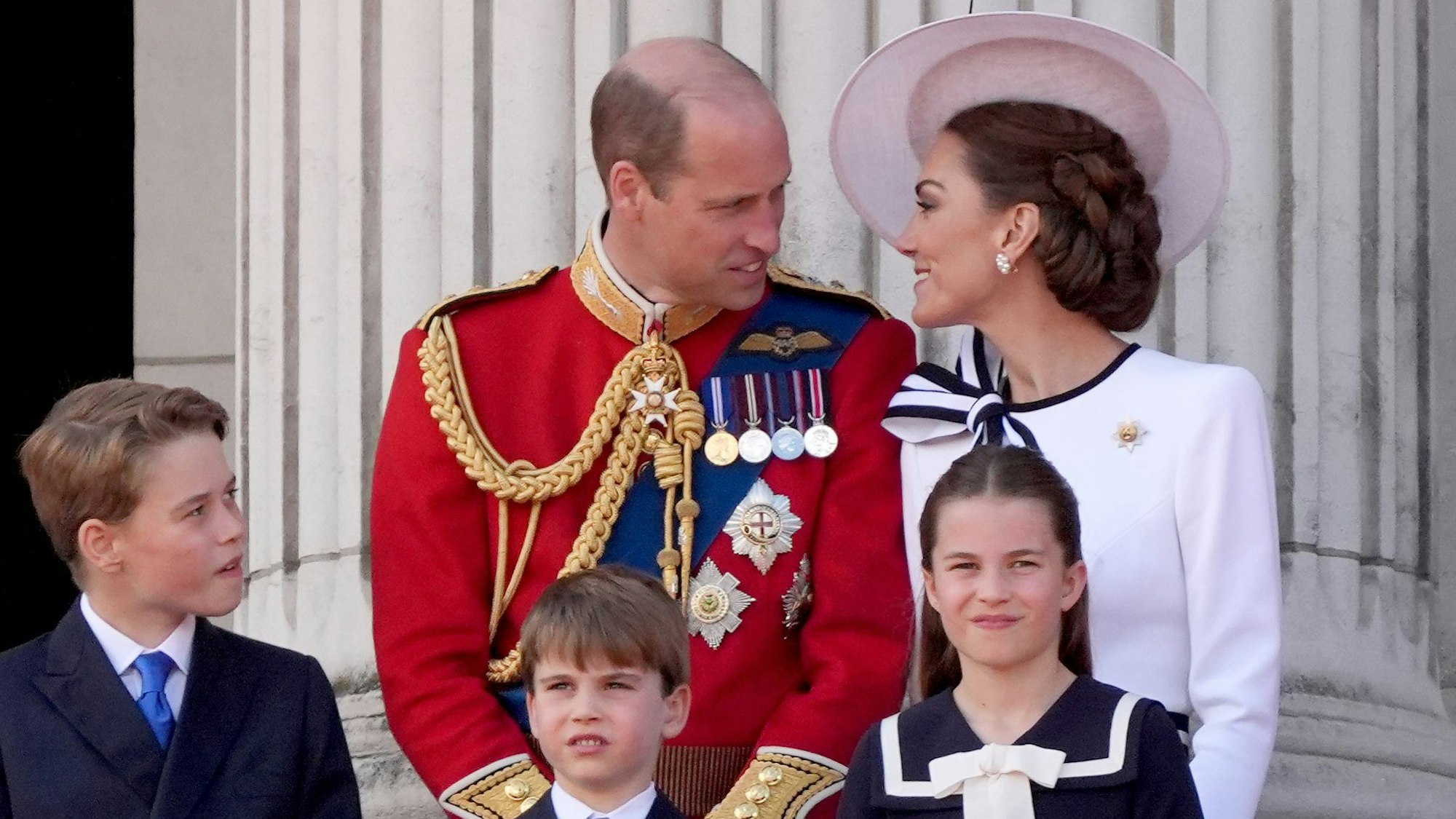 Prinz William und Prinzessin Kate mit ihren Kindern Prinz George (l-r), Prinz Louis und Prinzessin Charlotte auf dem Balkon vom Buckingham Palace.