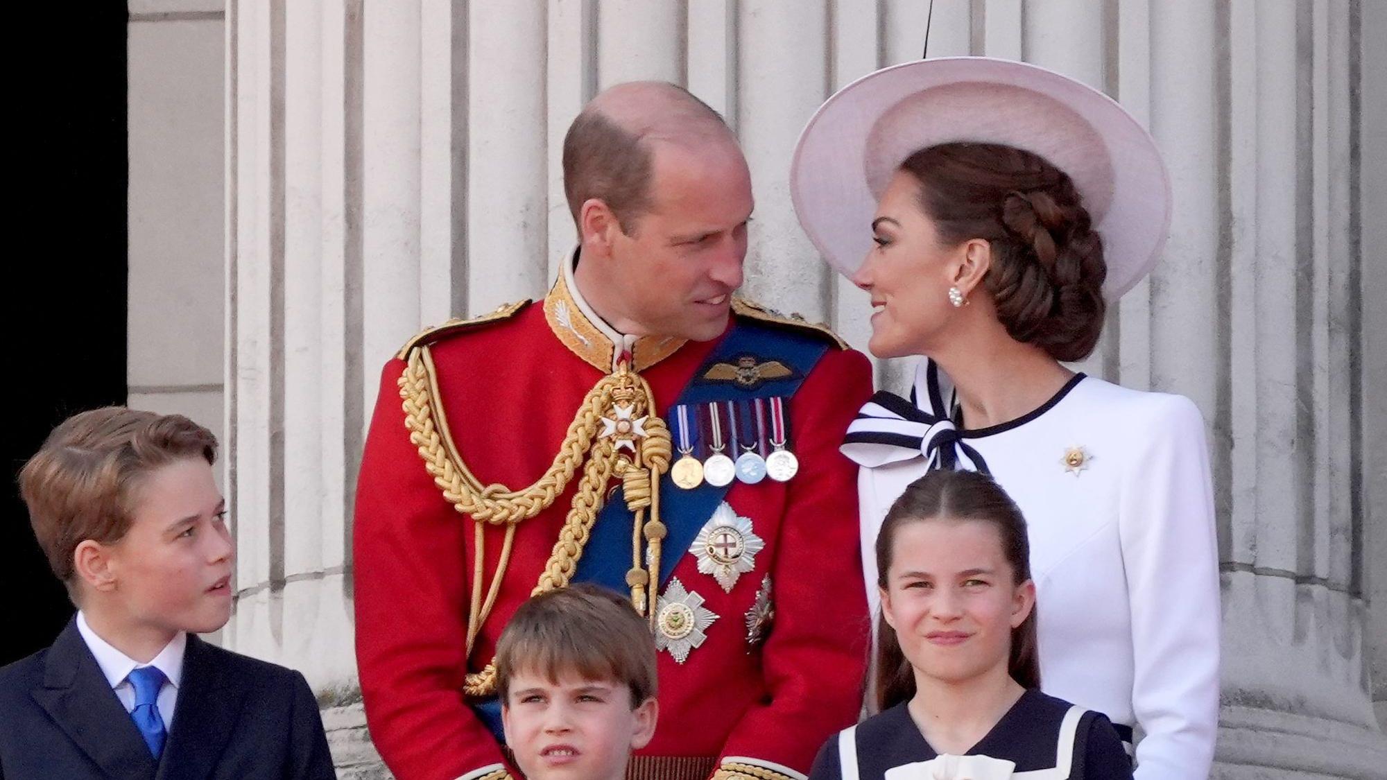 Die ganze Familie schaute vom Balkon aus zu: Prinz William, Prinzessin Kate und ihre ihre Kinder George, Louis und Charlotte.