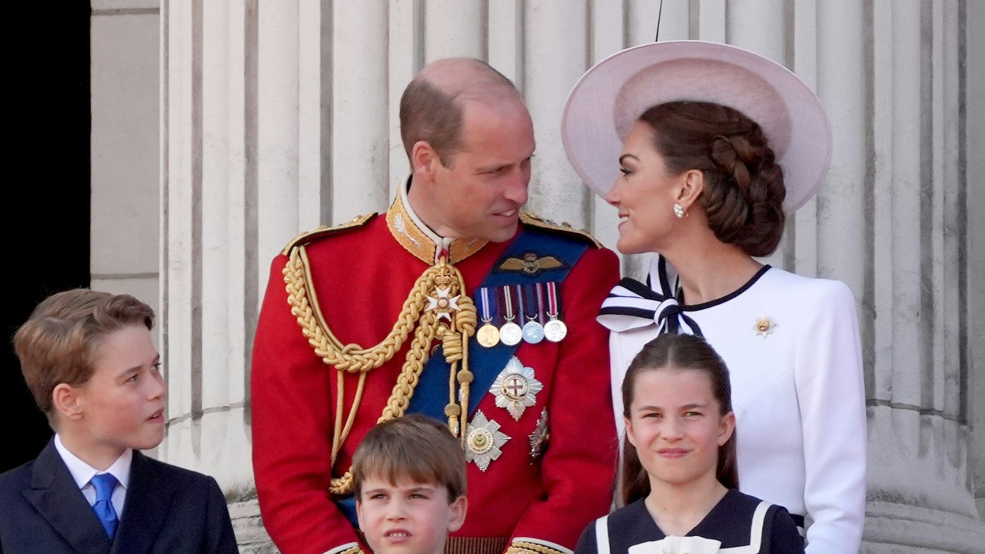 Die ganze Familie schaute vom Balkon aus zu: Prinz William, Prinzessin Kate und ihre ihre Kinder George, Louis und Charlotte.