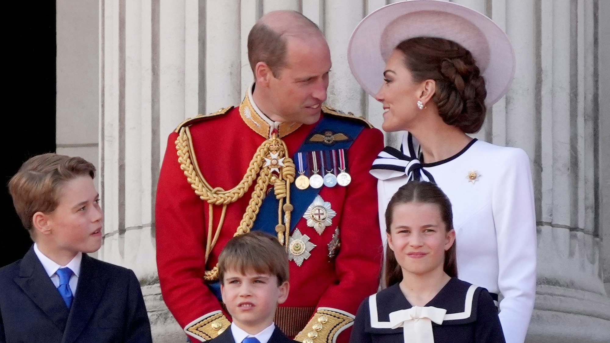 Prinz William und Prinzessin Kate mit ihren Kindern Prinz George (l-r), Prinz Louis und Prinzessin Charlotte auf dem Balkon vom Buckingham Palace.