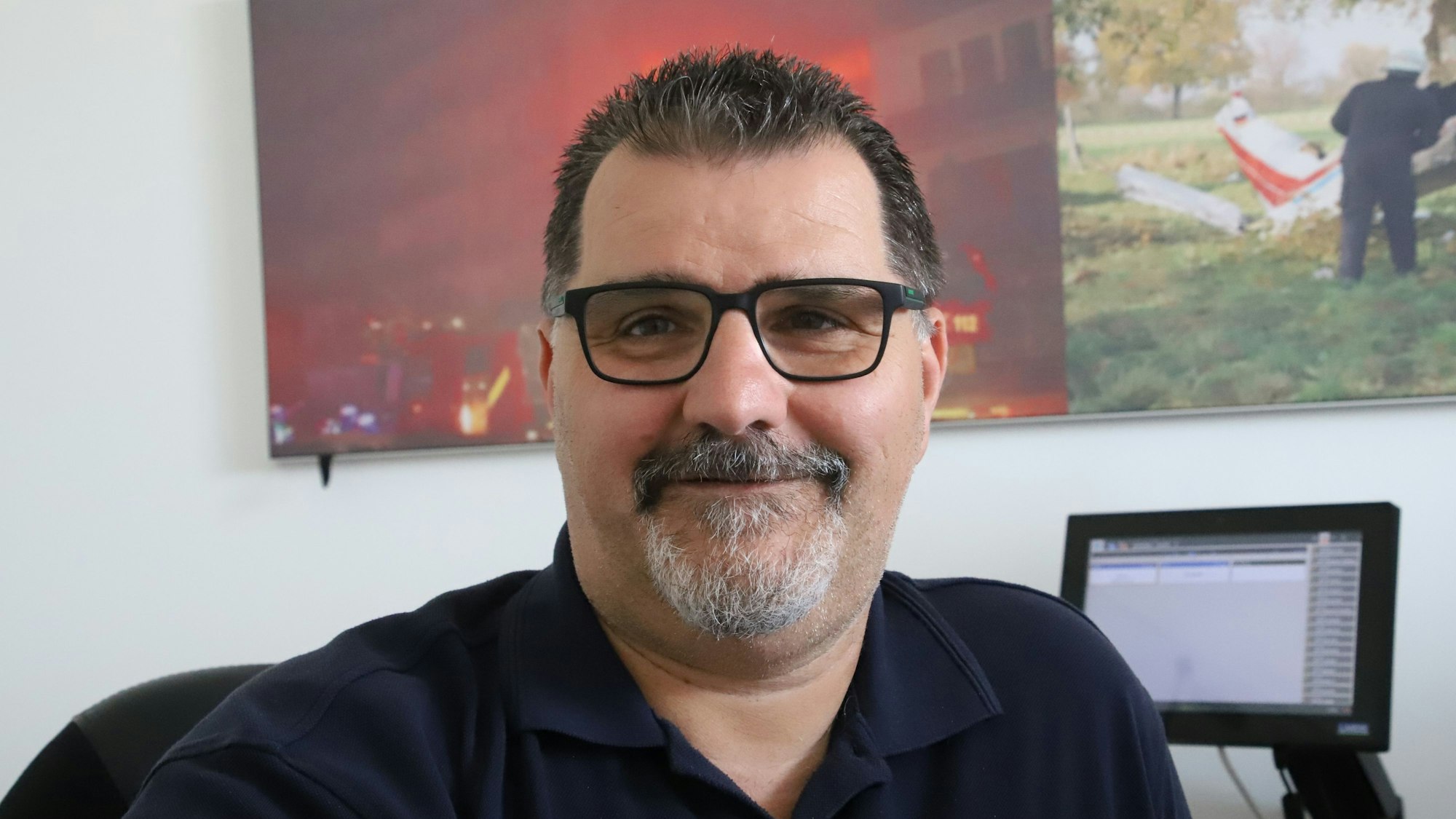 Ein Mann mit Bart und Brille.