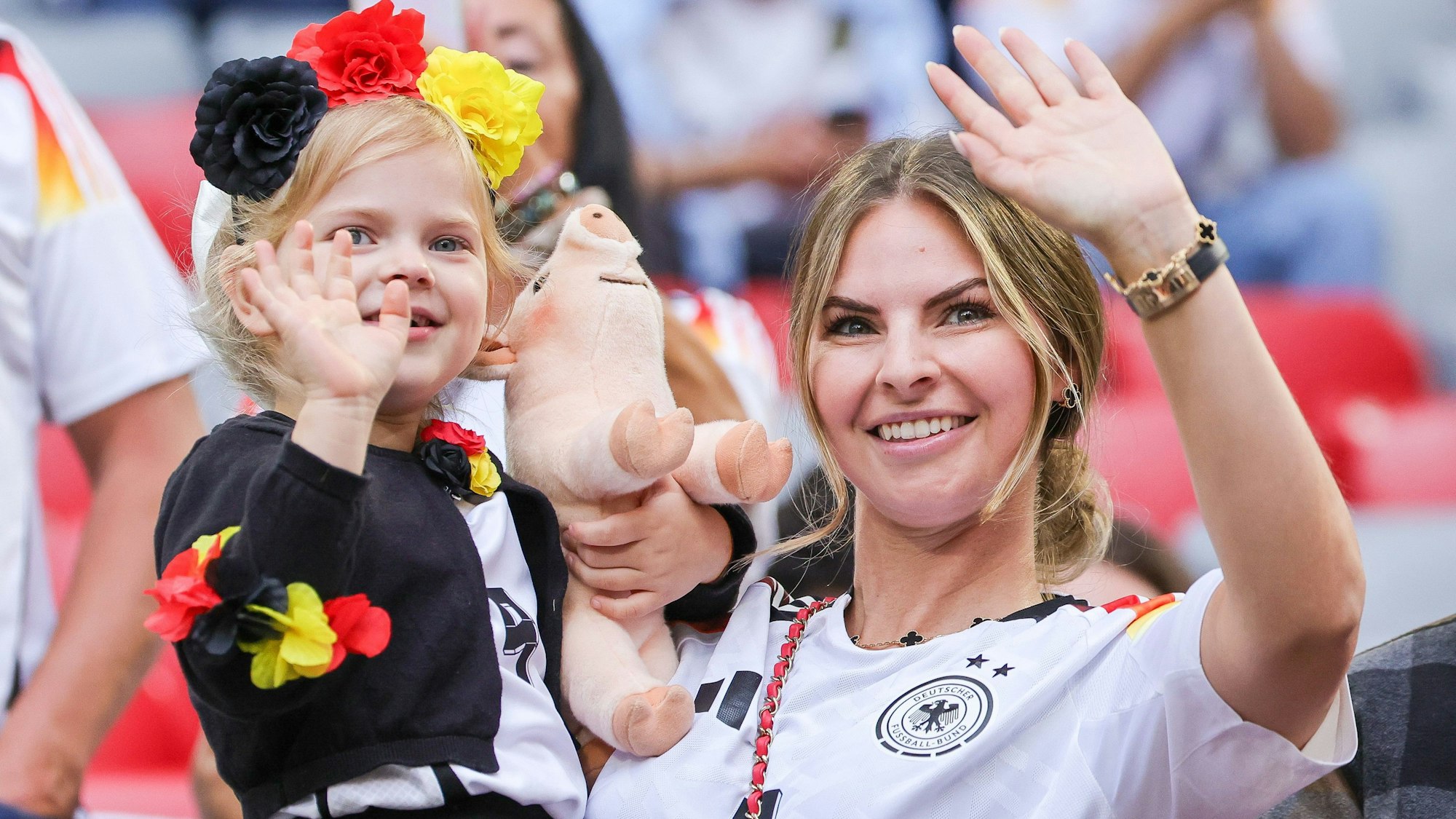 Lisa Füllkrug bei der EM 2024 mit Tochter Emilia auf der Tribüne.