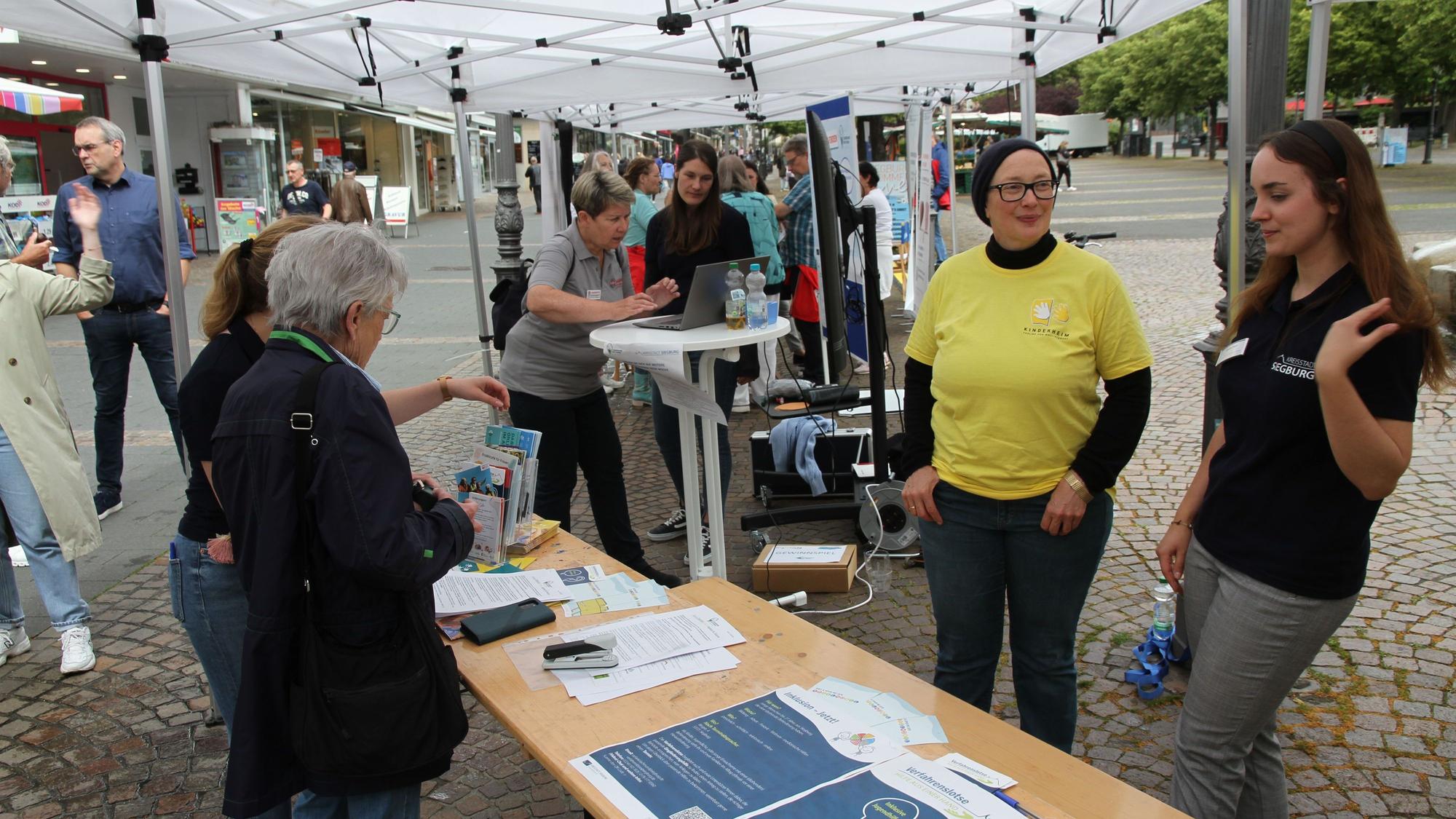 Informationsstände auf einem Marktplatz