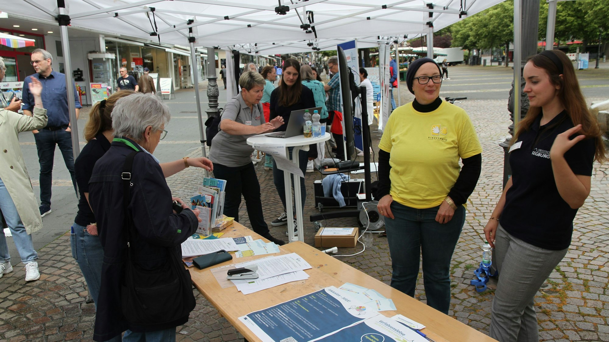 Informationsstände auf einem Marktplatz