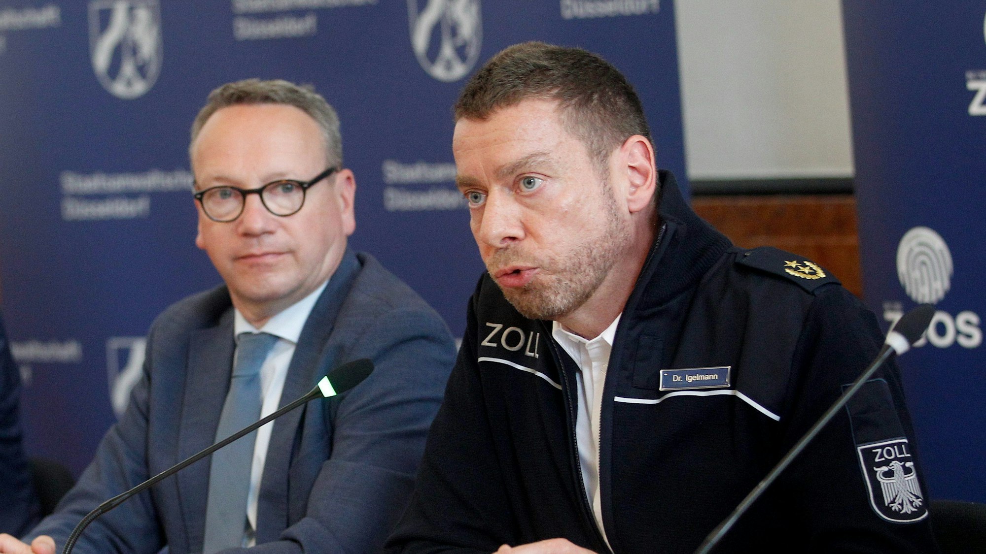 Juni 2024: Benjamin Limbach (Grüne, l), nordrhein-westfälischer Justizminister, und Tino Igelmann, Leiter Zollkriminalamts Nordrhein-Westfalens, berichten stolz über die Rekord-Beschlagnahme von Kokain im Milliardenwert bei einer länderübergreifender Razzia.