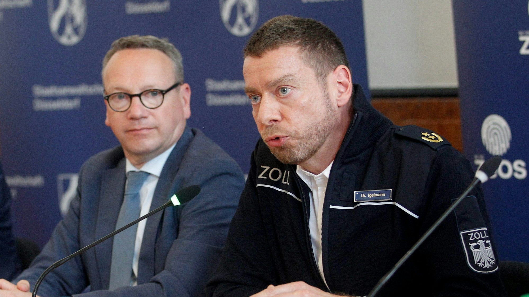 NRW-Justizminister Benjamin Limbach (Grüne, l.), und Tino Igelmann, Leiter Zollkriminalamts Nordrhein-Westfalens bei der Pressekonferenz in Düsseldorf.