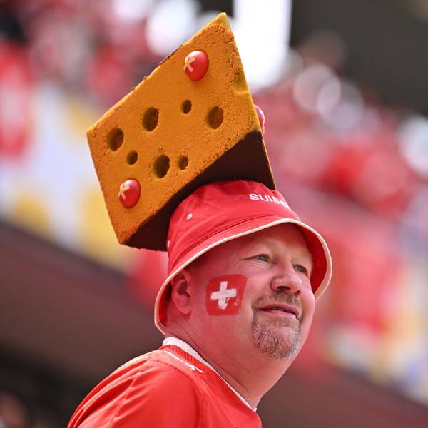 Schweiz-Fan mit Käse-Hut