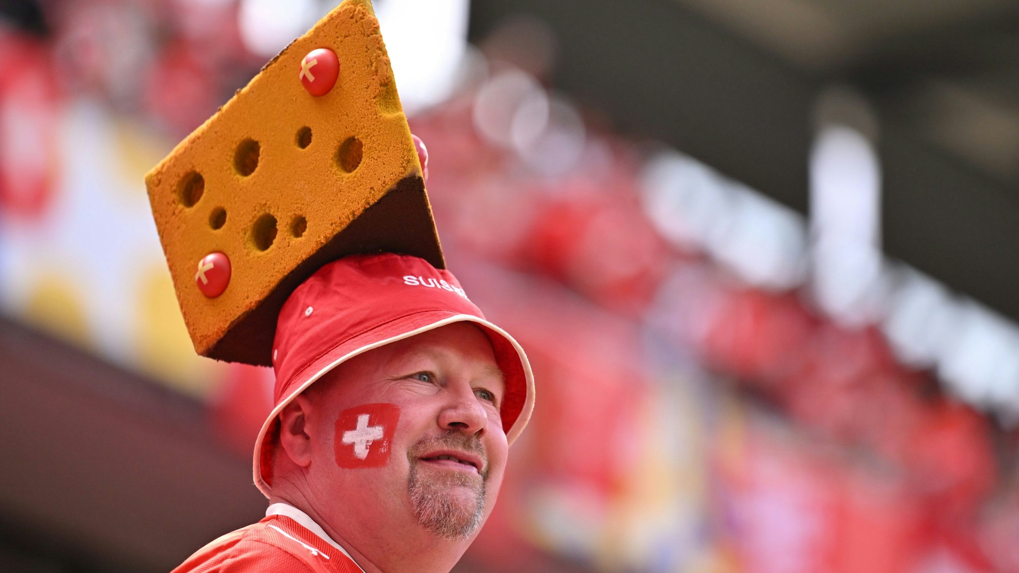 Schweiz-Fan mit Käse-Hut