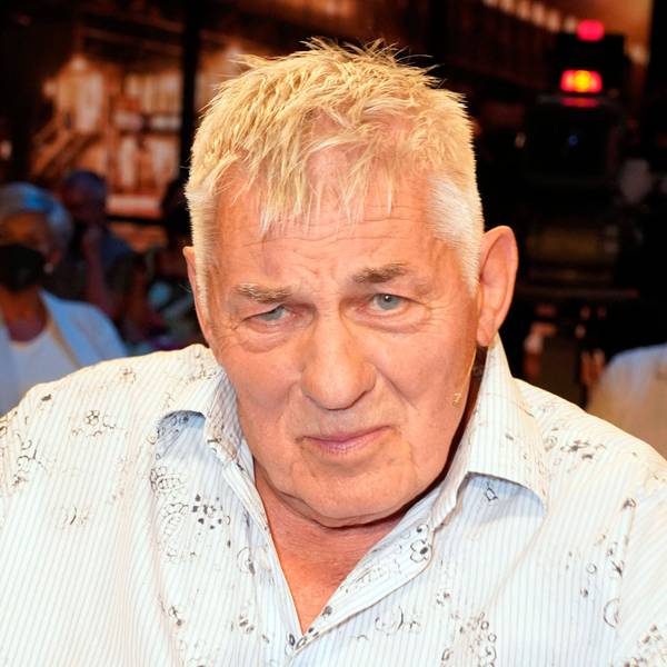 Heinz Hoenig sitzt im Studio einer Talkshow.
