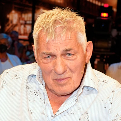 Heinz Hoenig sitzt im Studio einer Talkshow.