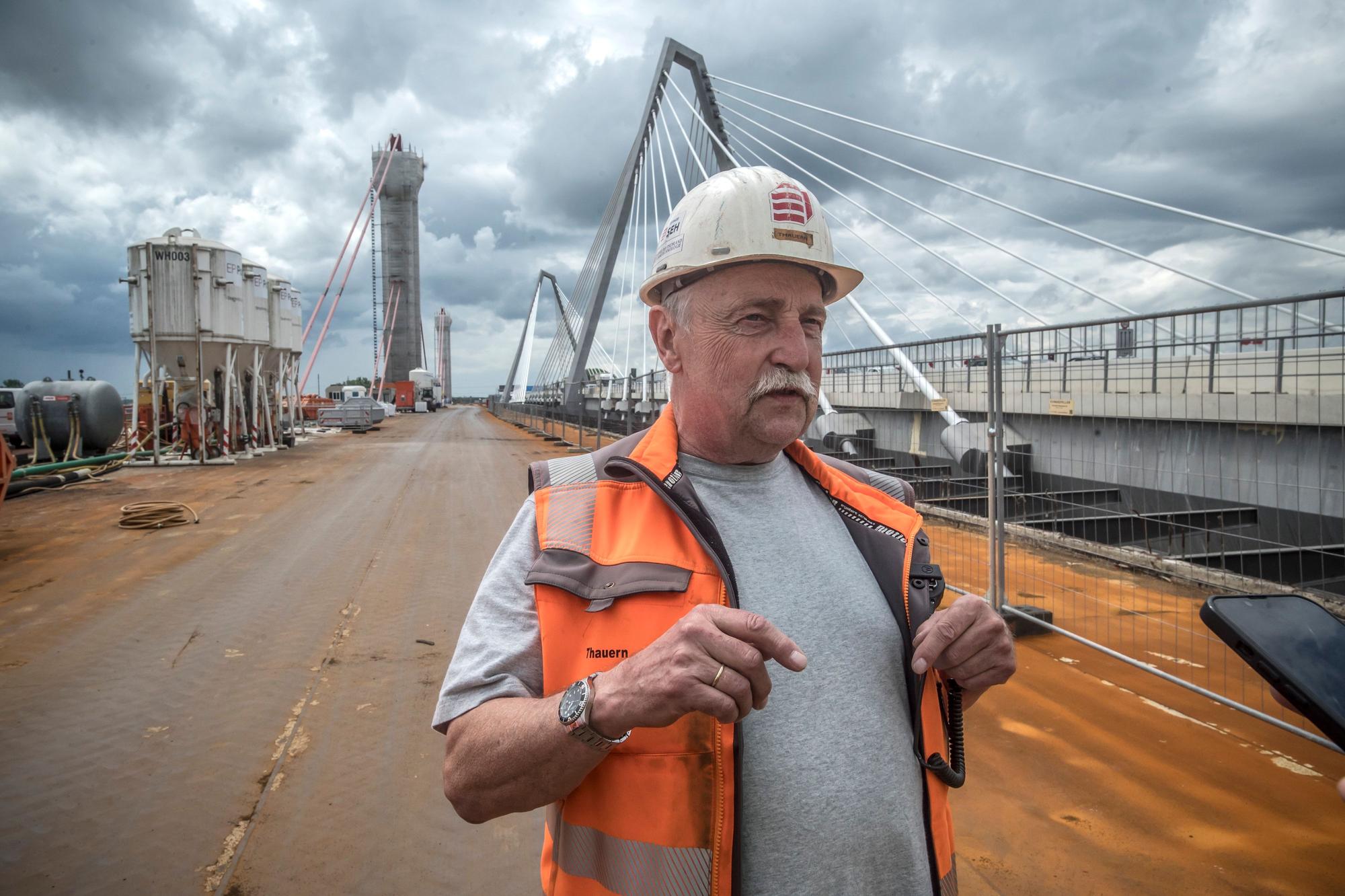 Projektleiter Bernd Thauern steht auf der alten Brücke und erklärt den technischen Vorgang des Trennschnitts.