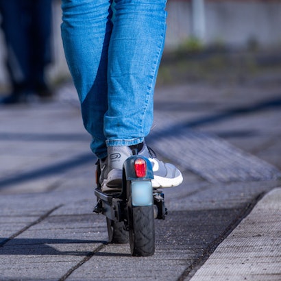 Person auf einem Elektroroller