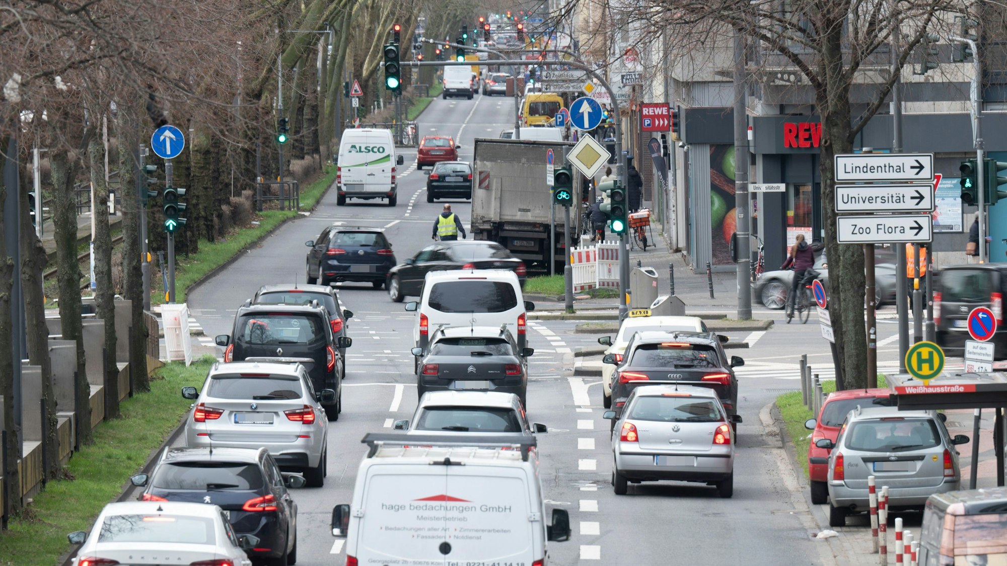 14.02.2024, Köln: Auf der Luxemburger Straße herrscht viel Verkehr. Anwohner beklagen den Verkehrslärm. Foto: Uwe Weiser