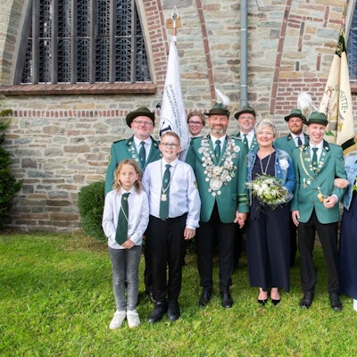 Die neuen Majestäten der Frielingsdorfer Schützen präsentieren sich nach der Krönung an der Kirche.