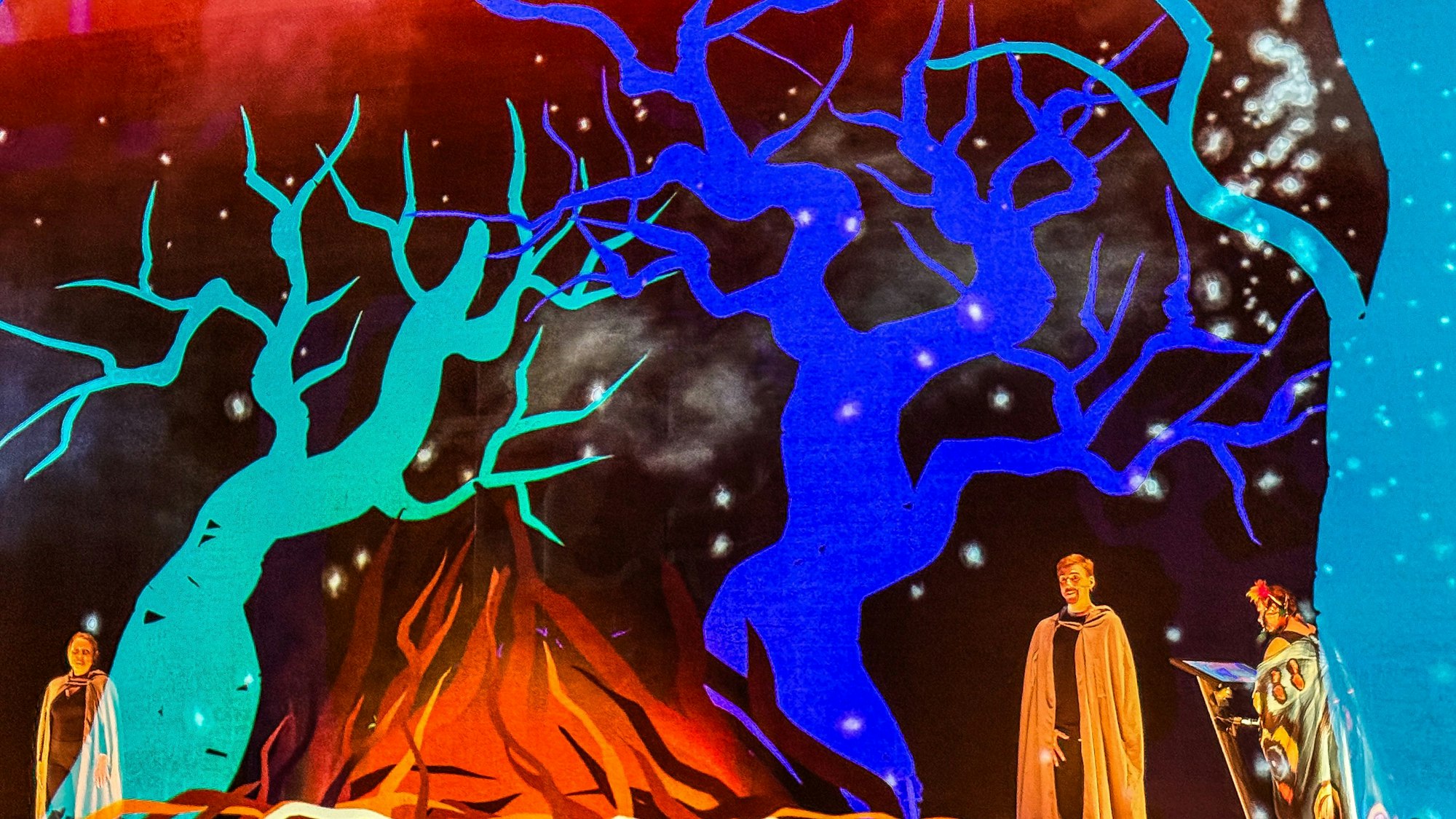 Bei der Walpurgisnacht wurde ein Bühnenbild live gemalt