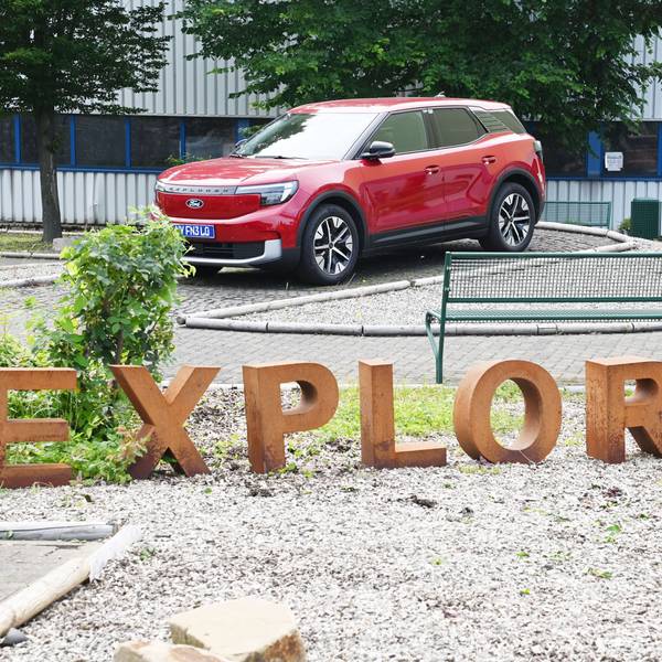 Nach langer Verzögerung: Bei Ford in Niehl startet endlich die Produktion des ersten E-Modells Explorer. Der Autohersteller eröffnet sein „Ford Cologne Electric Vehicle Center“.