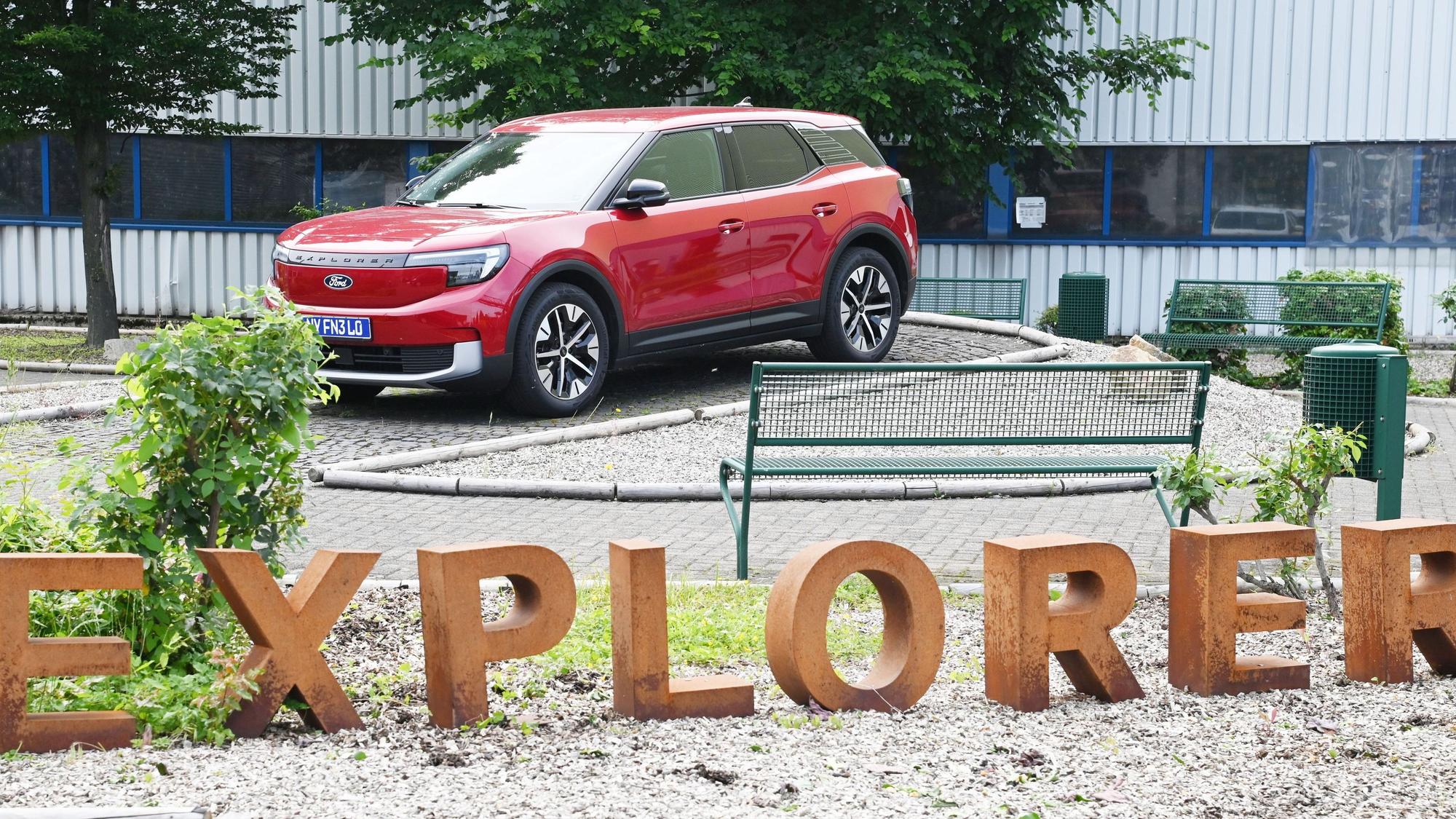 Nach langer Verzögerung: Bei Ford in Niehl startet endlich die Produktion des ersten E-Modells Explorer. Der Autohersteller eröffnet sein „Ford Cologne Electric Vehicle Center“.