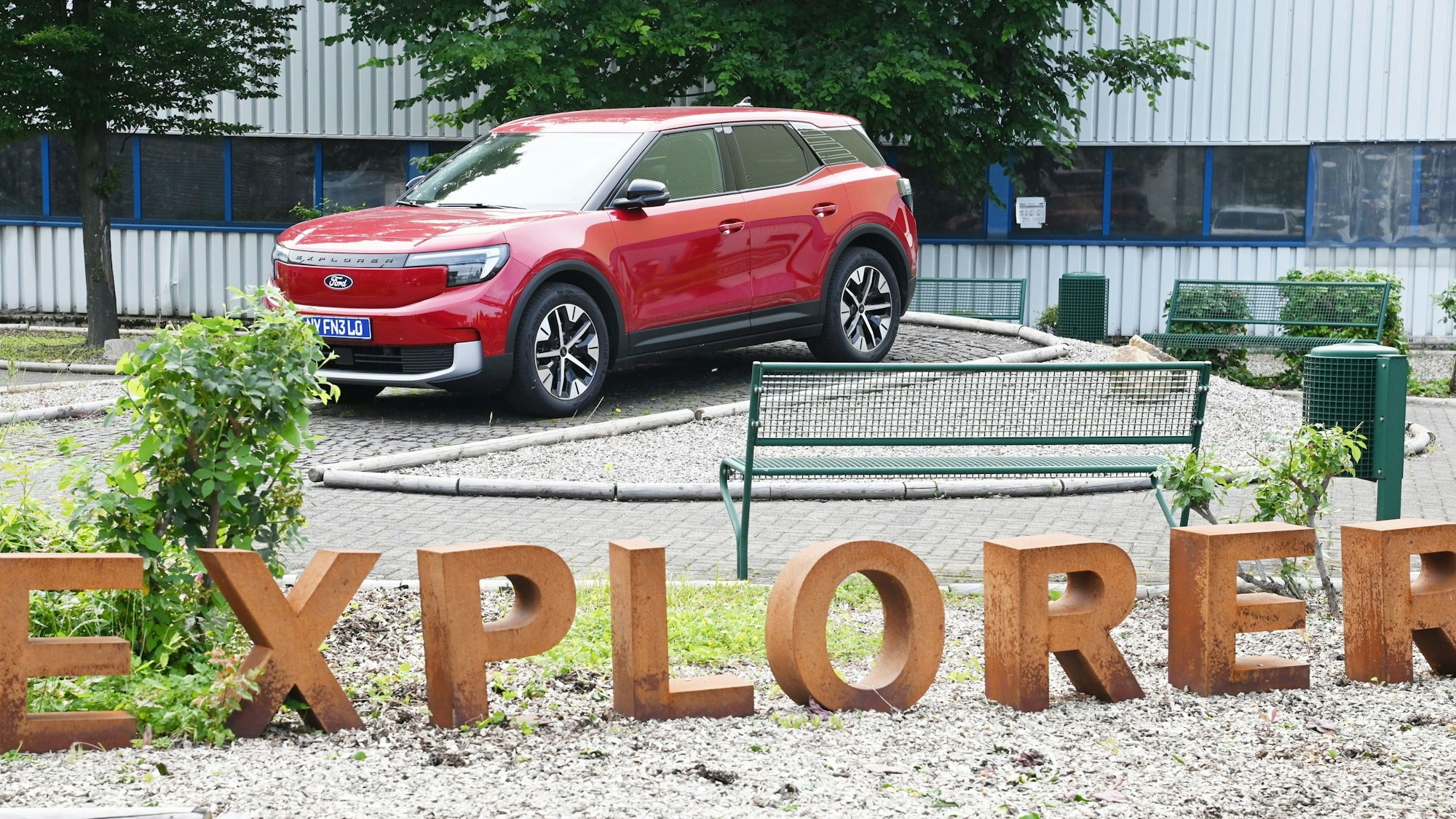Nach langer Verzögerung: Bei Ford in Niehl startet endlich die Produktion des ersten E-Modells Explorer. Der Autohersteller eröffnet sein „Ford Cologne Electric Vehicle Center“.
