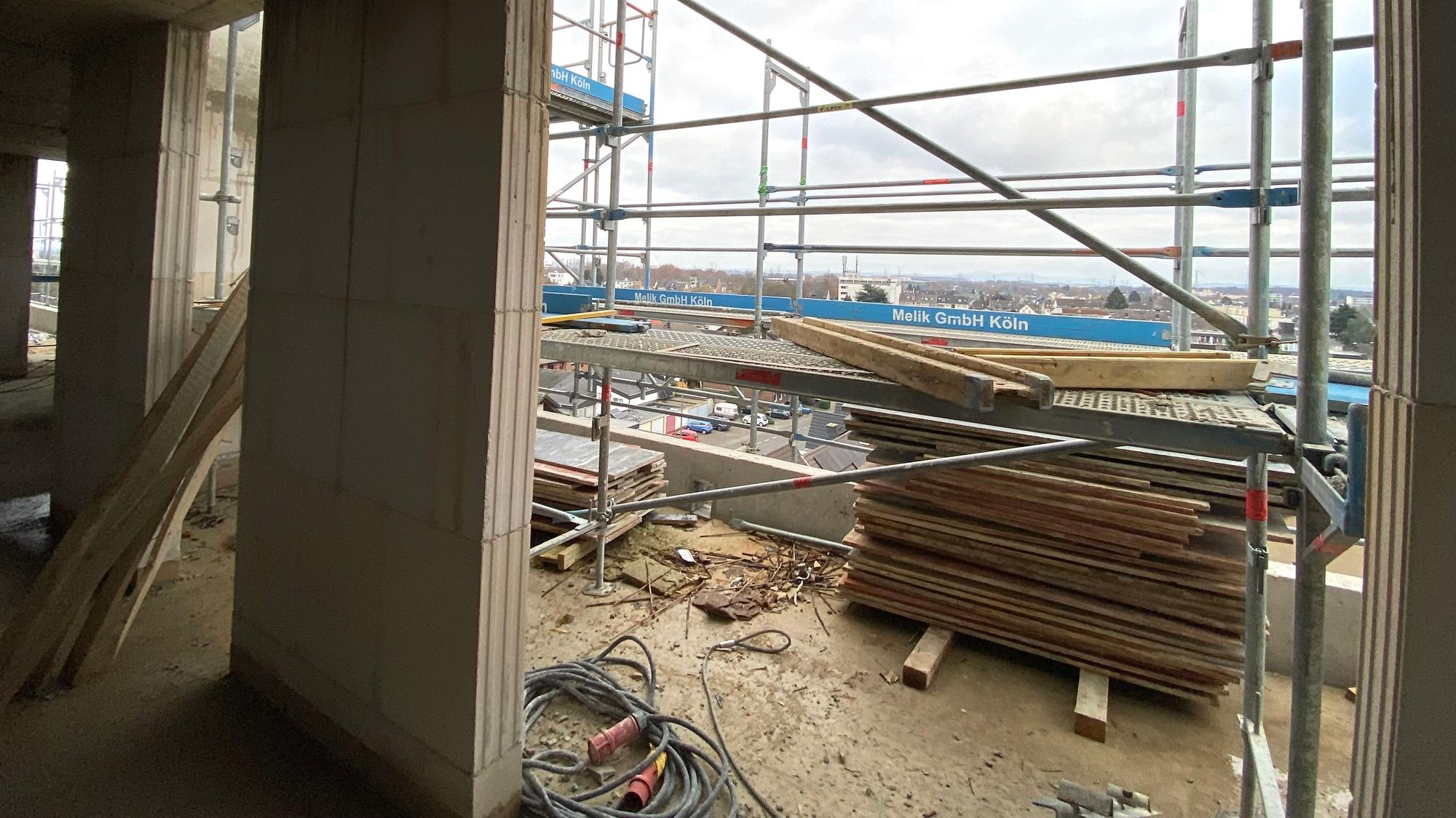 Auf dem Foto ist die Baustelle eines Hochhauses in Wesseling zu sehen.