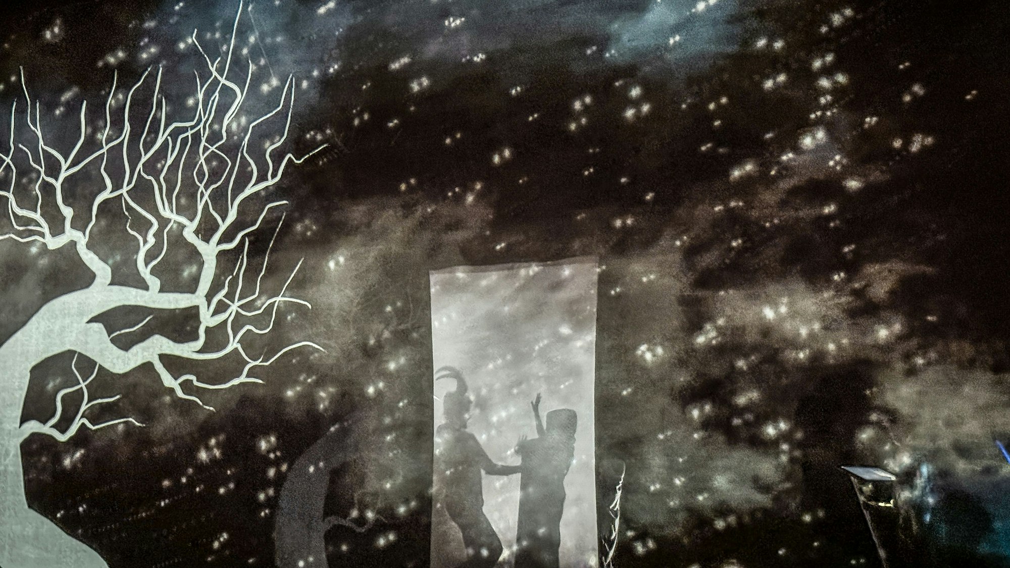 Schwarz-Weiß-Bühnenbild bei der „Walpurgisnacht“ im Erholungshaus