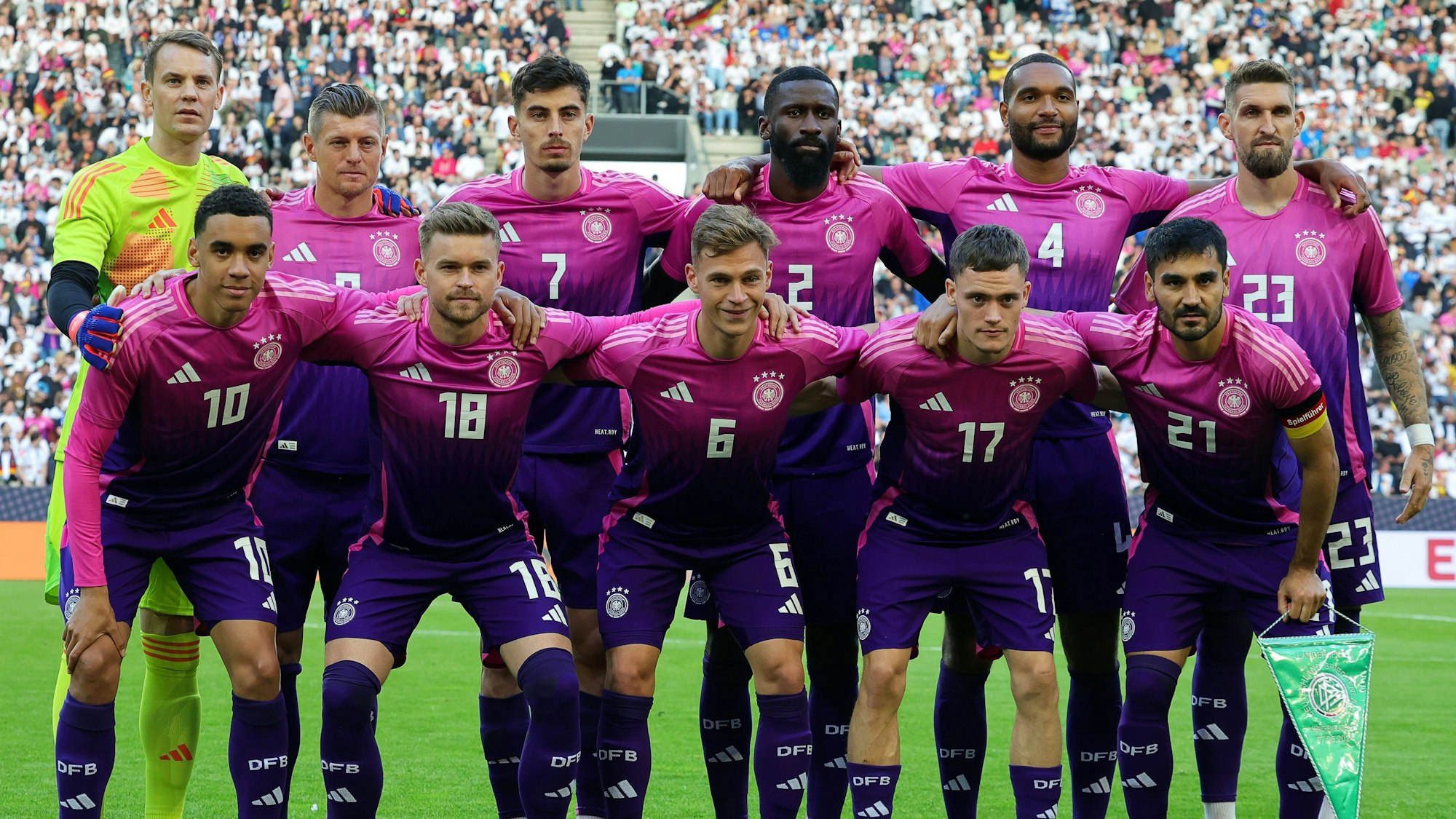 Das DFB-Team trat vor dem EM-Turnier in seinen pinken Trikots gegen Griedchenland an.
