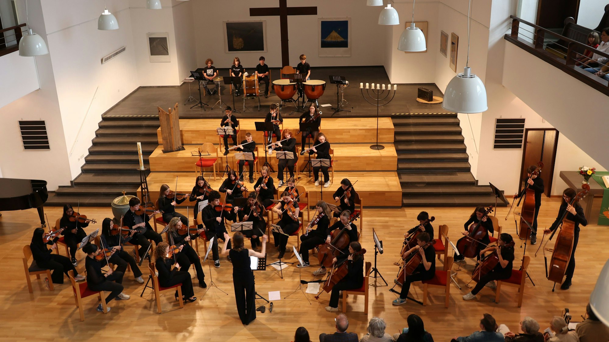 Ein Orchester musiziert in einer Kirche.