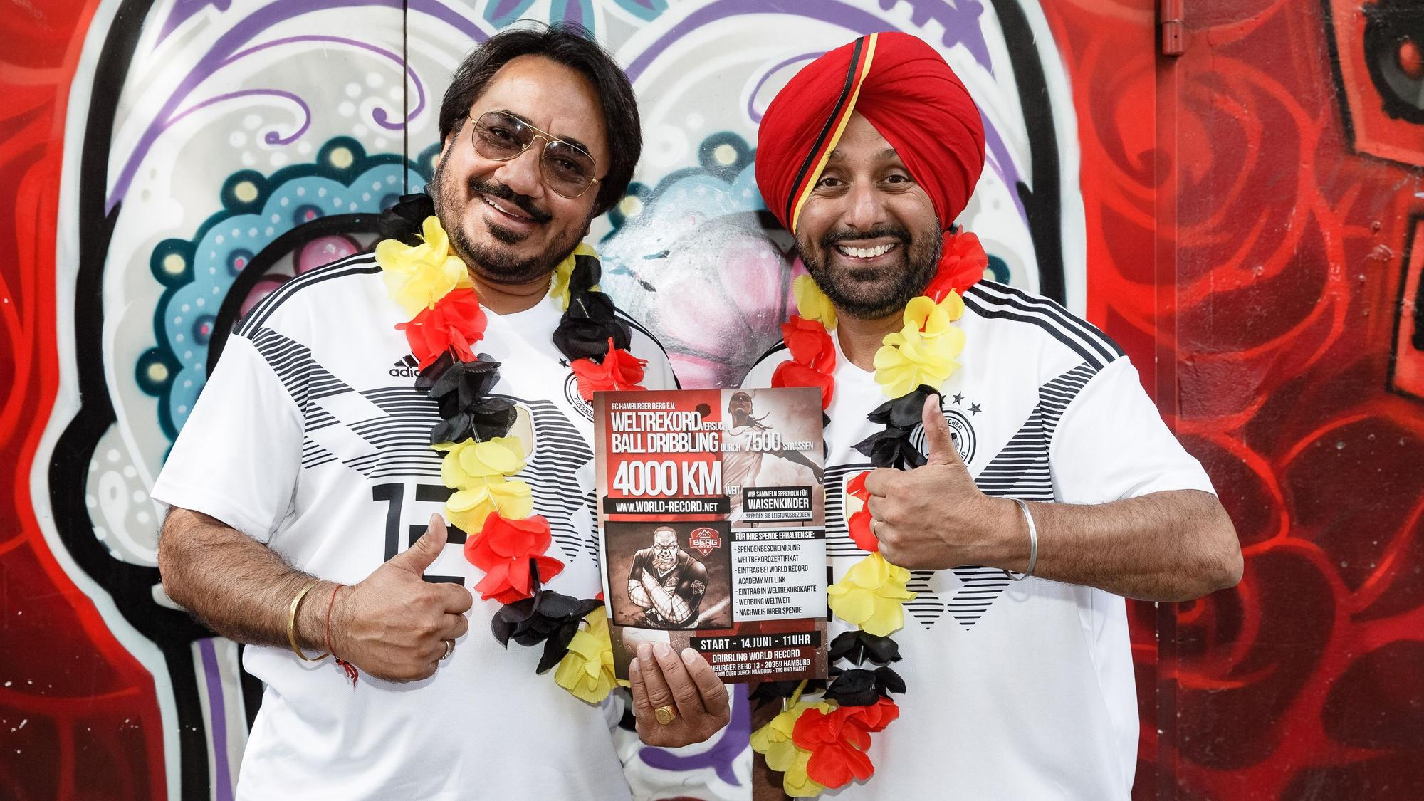 Die beiden indischen singenden Taxifahrer Lovely (l.) und Monty, bekannt als Bhangu Brothers, haben einen Song zum EM 2024 veröffentlicht. (Archivbild)