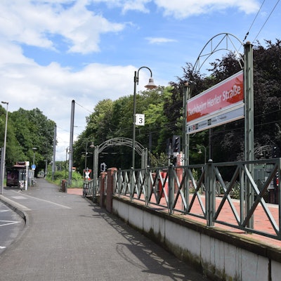Zu sehen ist die KVB-Haltestelle Buchheim Herler Straße