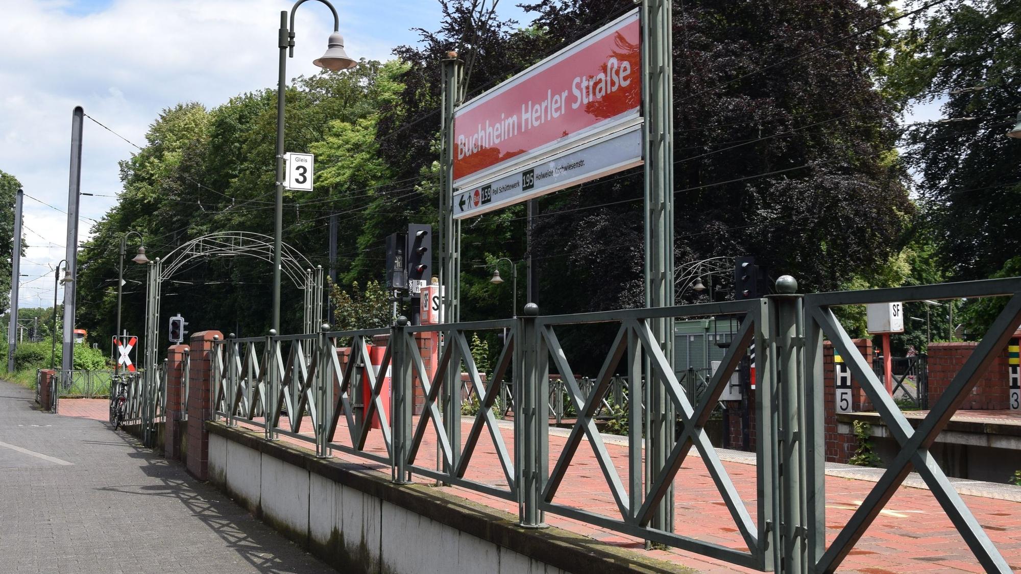 Leerer Bahnsteig der Straßenbahnhaltestelle Buchheim Herler Straße auf der Route der Linie 18