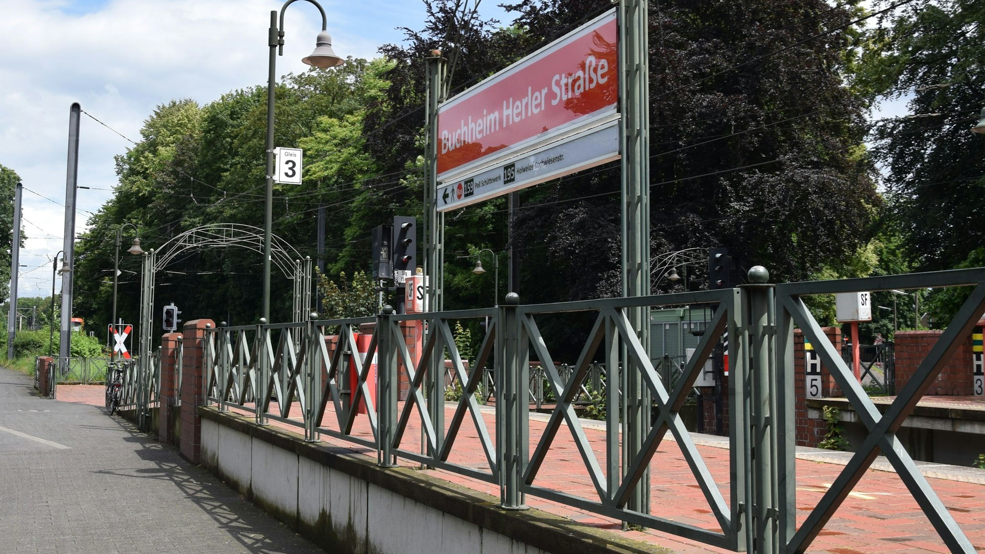 Leerer Bahnsteig der Straßenbahnhaltestelle Buchheim Herler Straße auf der Route der Linie 18