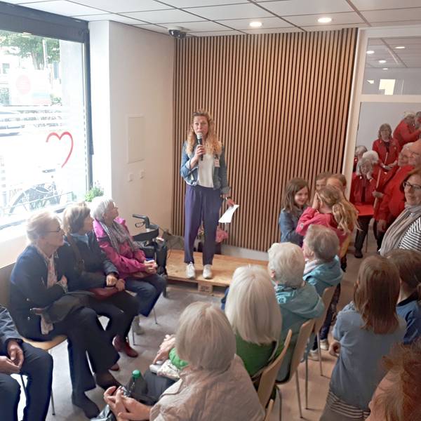 Susanne Budkova von der Awo begrüßt die Gäste im neuen Veedelstreff an der Christinastraße 31.