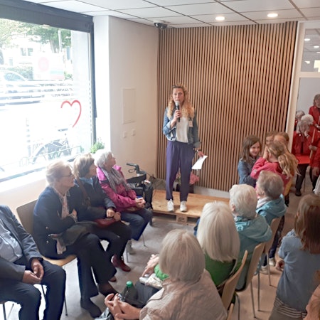 Susanne Budkova von der Awo begrüßt die Gäste im neuen Veedelstreff an der Christinastraße 31.