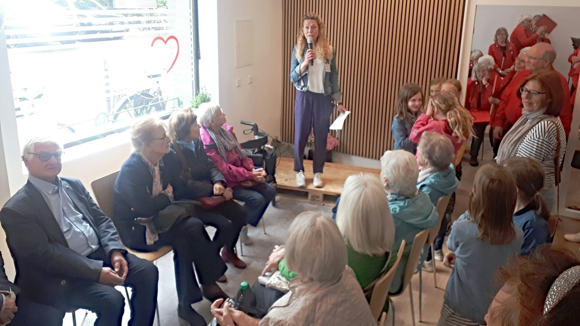 Susanne Budkova von der Awo begrüßt die Gäste im neuen Veedelstreff an der Christinastraße 31.