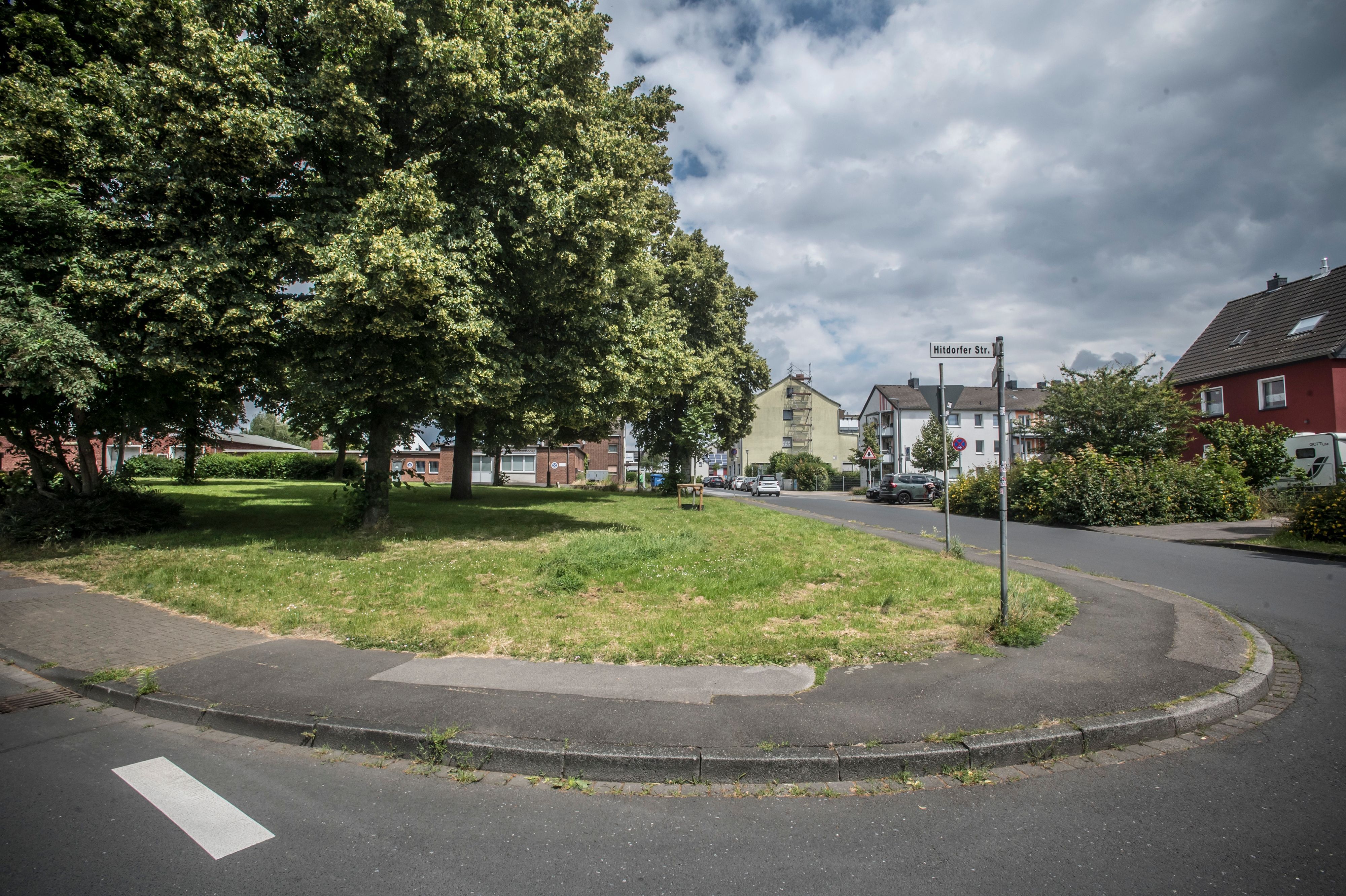 Auf diese Grünfläche in Rheindorf Auf der Grieße / Hitdorfer Straße könnte die E11 gestellt werden. Foto: ralf krieger