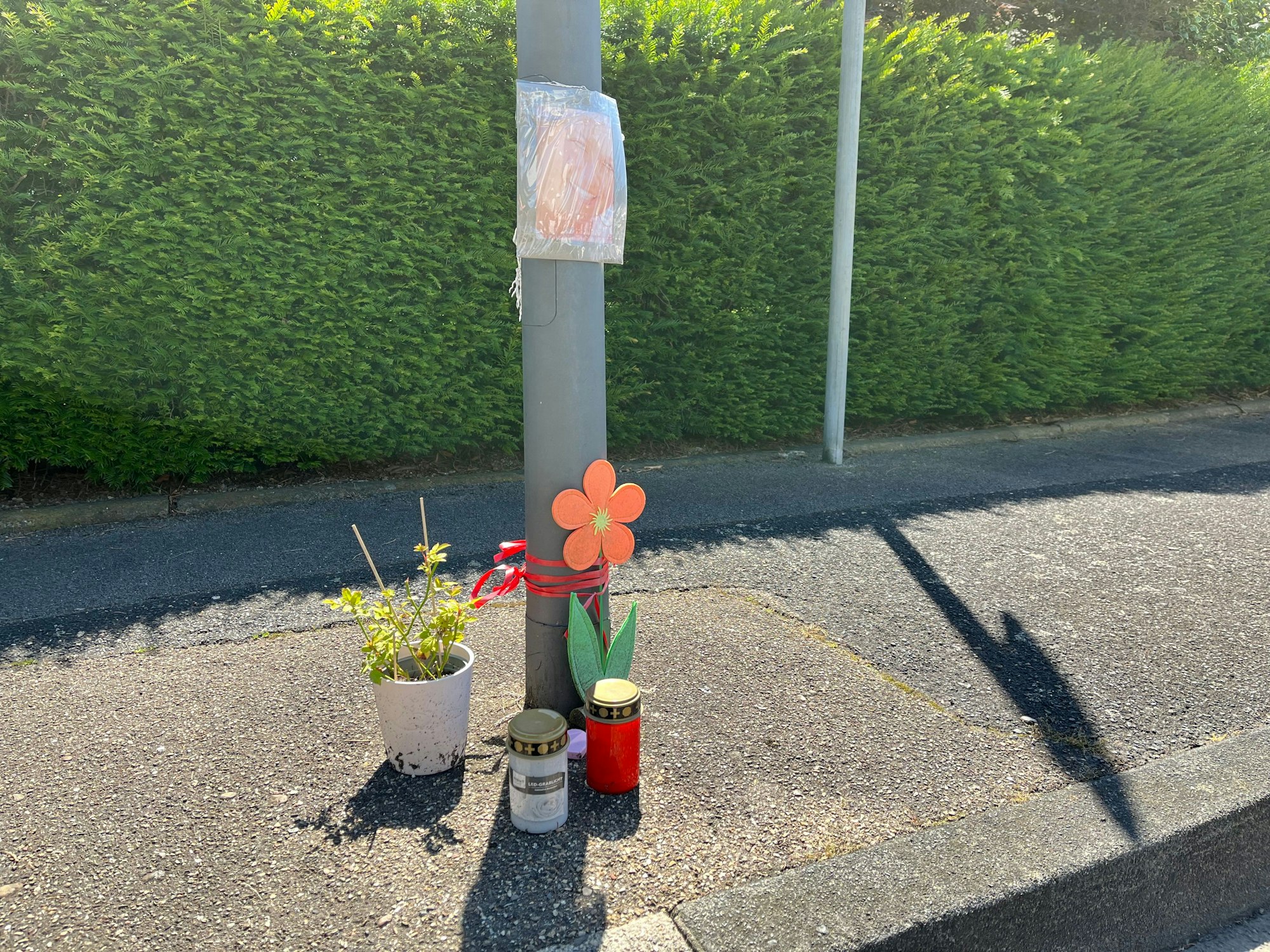 Auf dem Wendeplatz an Ilmstraße in Rheindorf-Nord wird nach wie der getöteten Jacqueline E. gedacht.