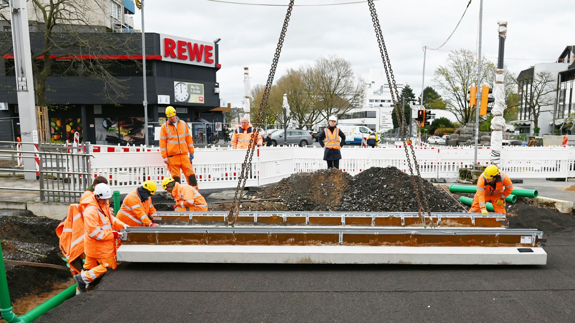 04.04.2024 Köln. Auf der Bonner Straße wird an der Verlängerung der Stadtbahnlinie 17 gearbeitet. Offiziell heißt das Projekt „3. Baustufe Nord-Süd Stadtbahn“. Kampfmittelfunde haben das Projekt nun um rund 2 Jahre verzögert, eine Fertigstellung wird für Frühjahr 2028 angestrebt. Foto: Alexander Schwaiger