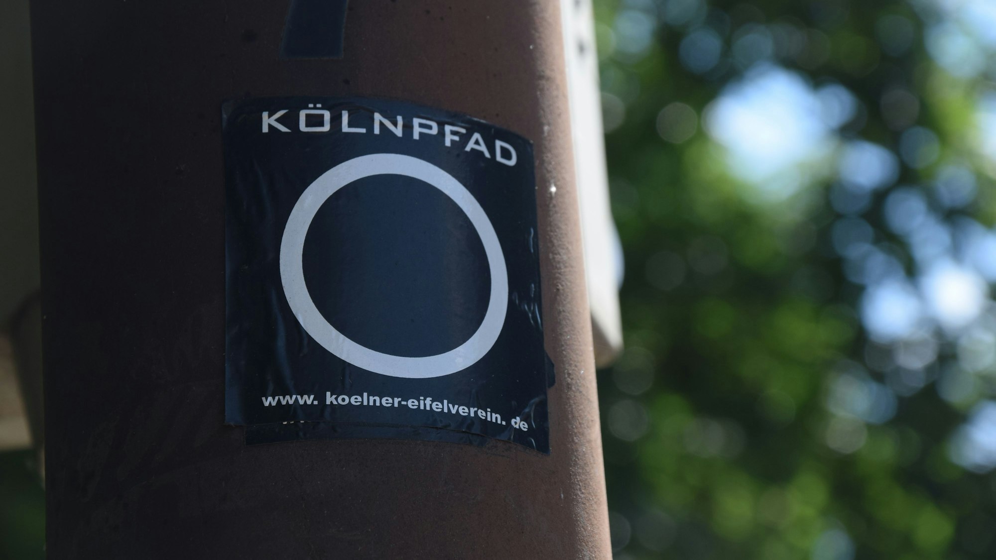 Markierung des Kölnpfads.