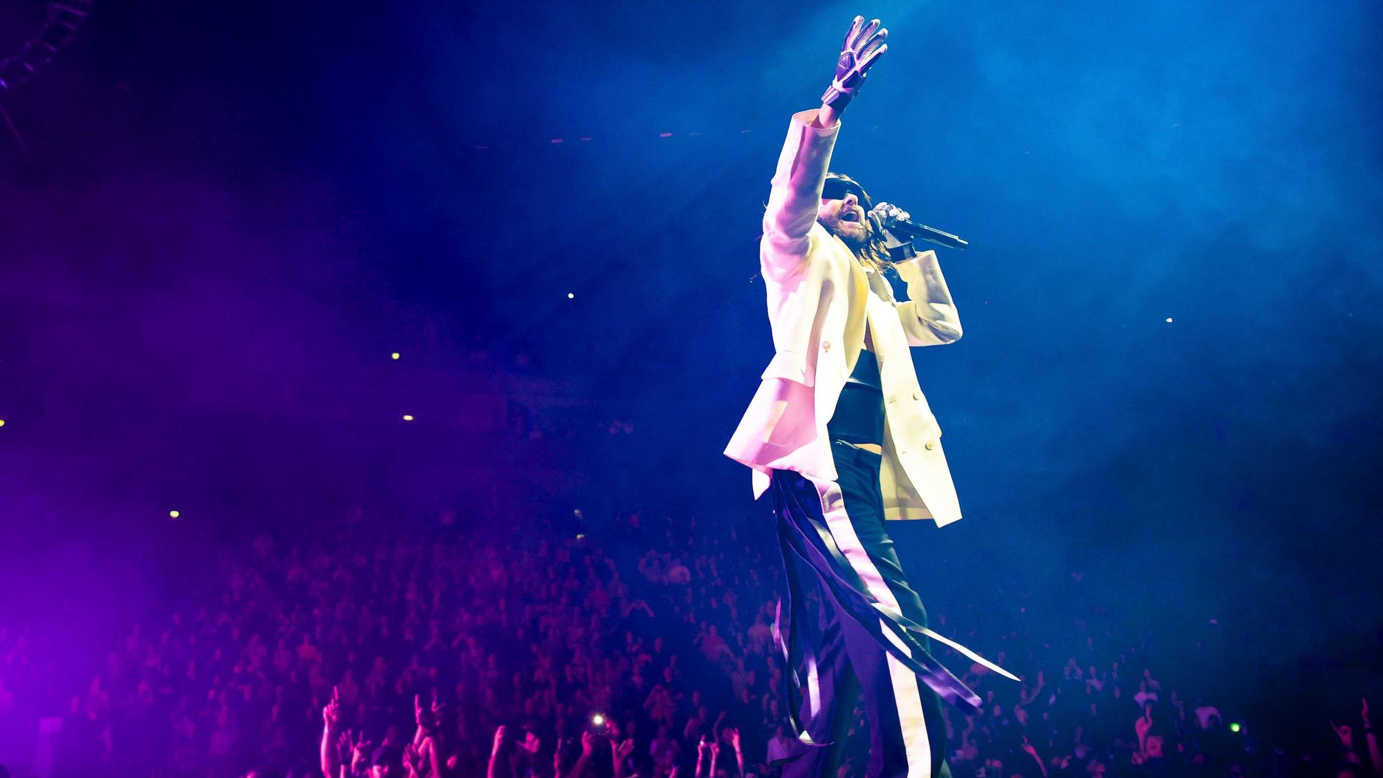 Jared Leto singt auf der Bühne, im Hintergrund geht das Publikum leidenschaftlich und jubelnd mit.