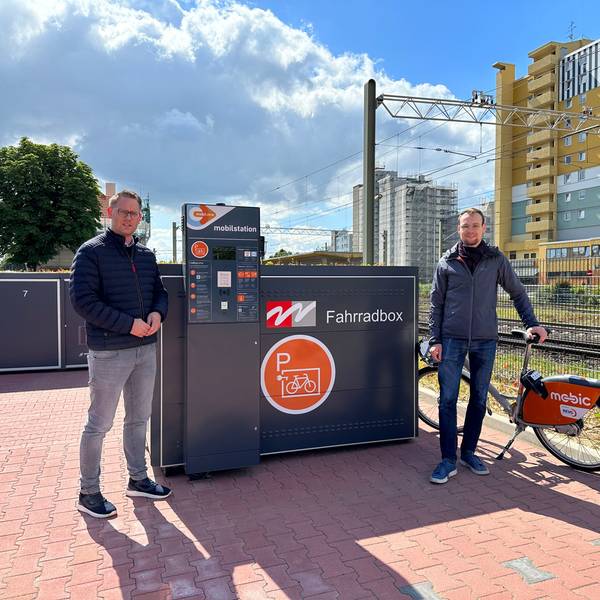 Auf dem Foto sind Mitarbeiter der Stadt Wesseling vor den neuen Fahrradboxen zu sehen.