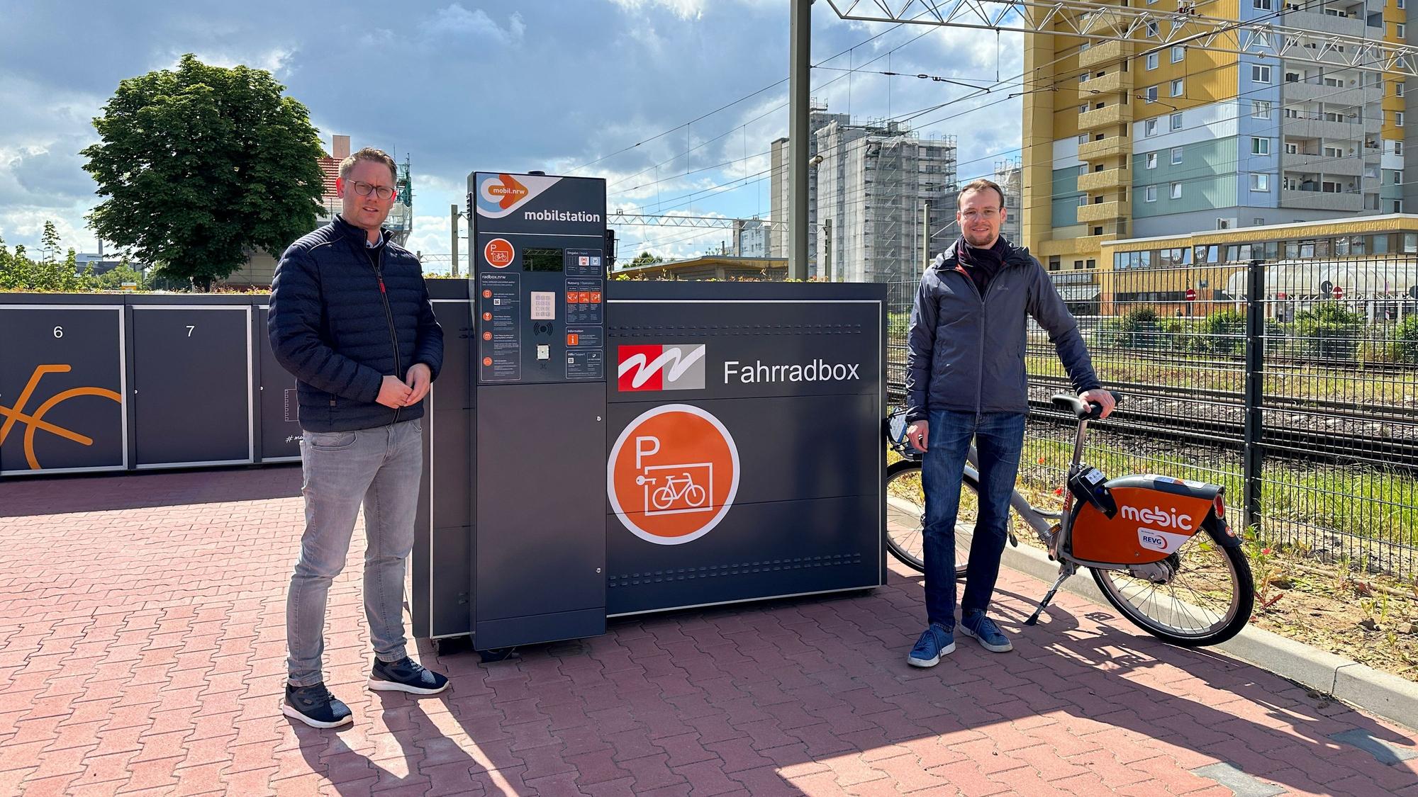 Auf dem Foto sind Mitarbeiter der Stadt Wesseling vor den neuen Fahrradboxen zu sehen.